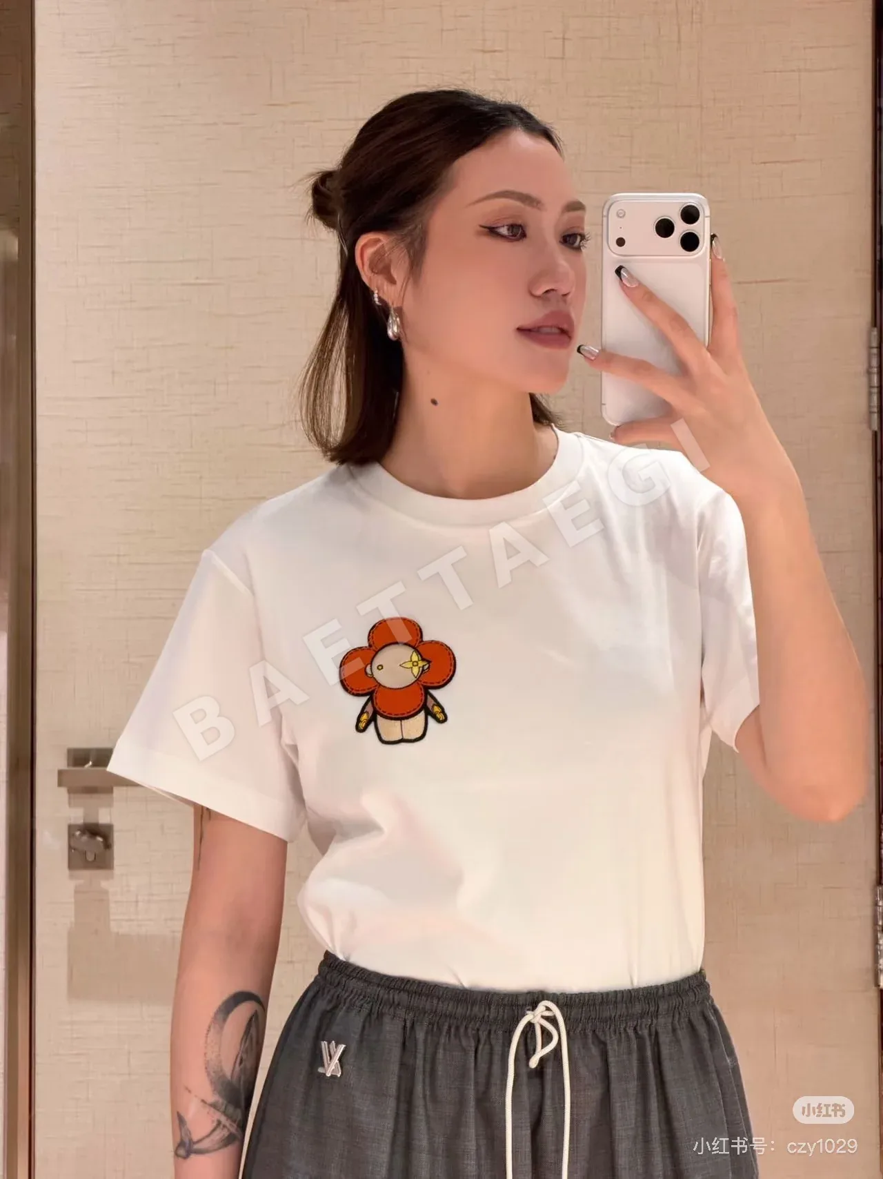 루이비통 해바라기 자수 크루넥 반팔 티셔츠 상세 이미지 8