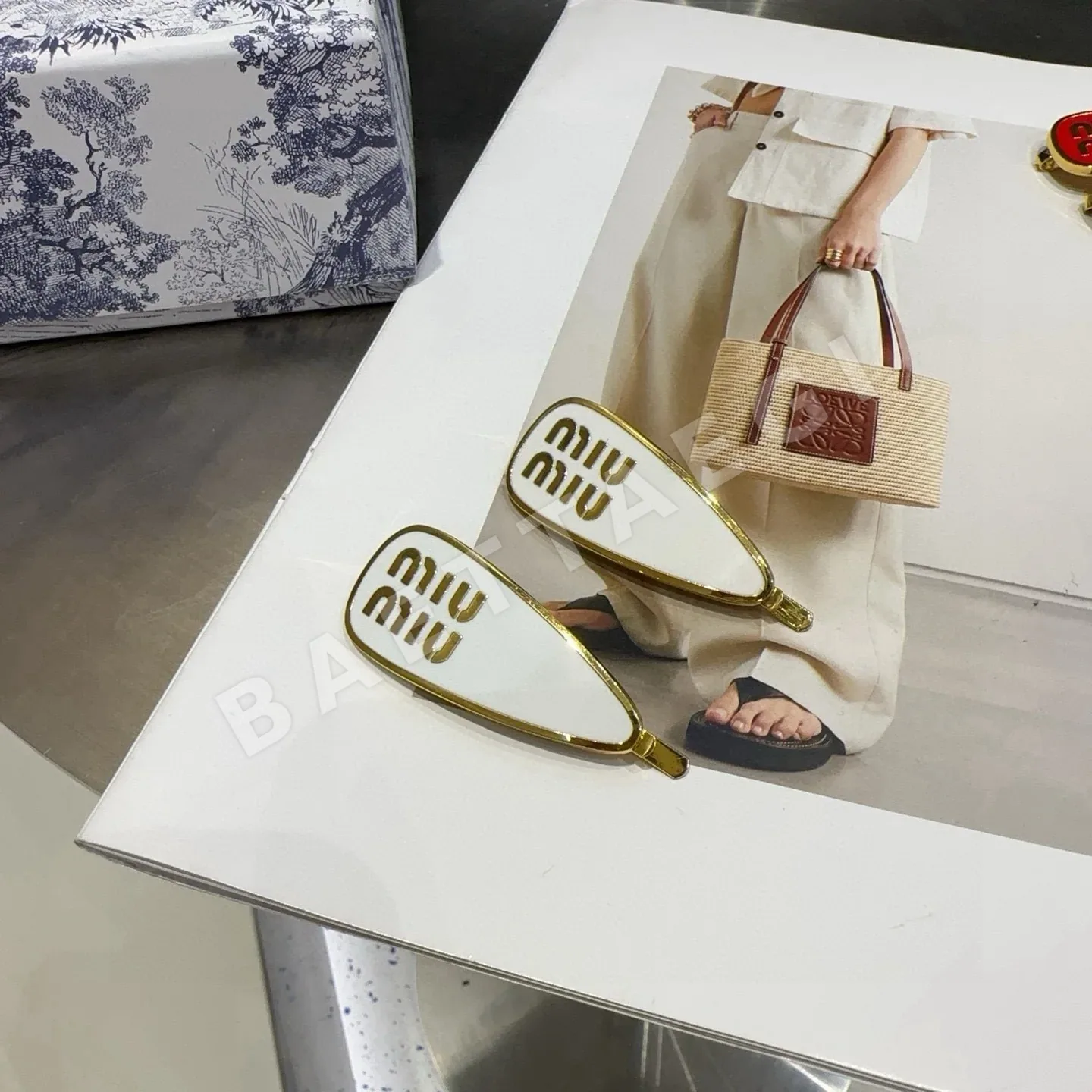 미우미우 레터 프린트 미니 사이드 클립 헤어악세 상세 이미지 3