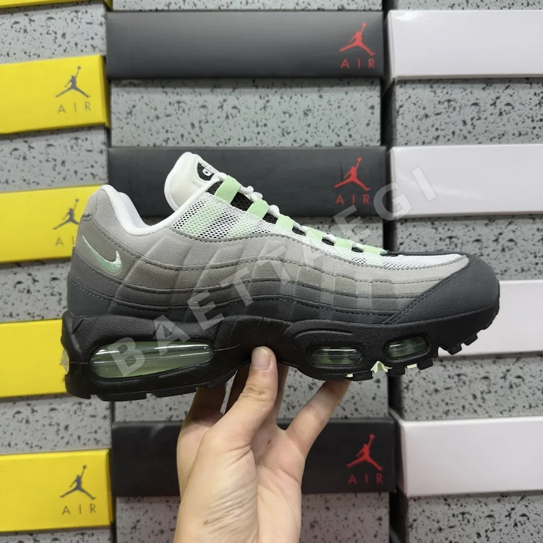 나이키 [KZ2.0] 에어 맥스 95 OG HJ5996-005 201781 Nike Air Max 95 OG Big Bubble Fresh 상세 이미지 2