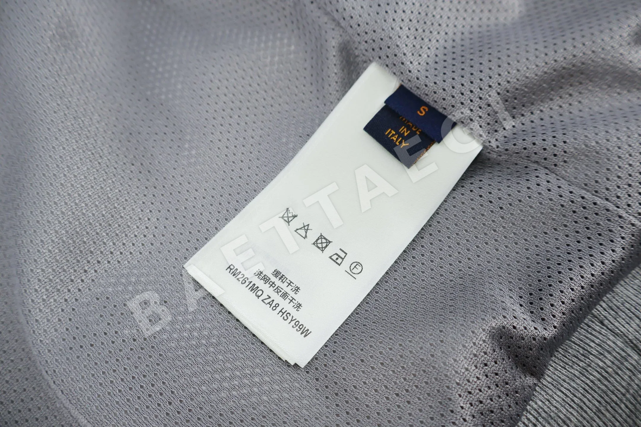 루이비통 엠보 모노그램 프린트 스탠드 카라 지퍼 자켓 상세 이미지 9