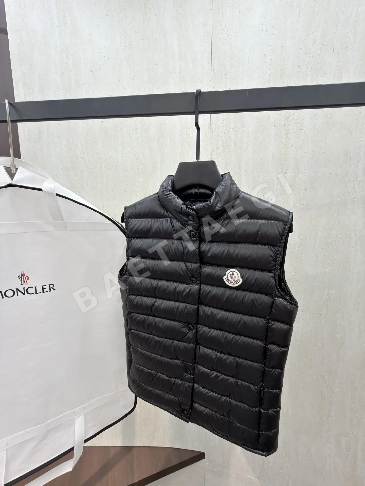 몽클레르 여성 초고중량 원단 조끼 상세 이미지 4