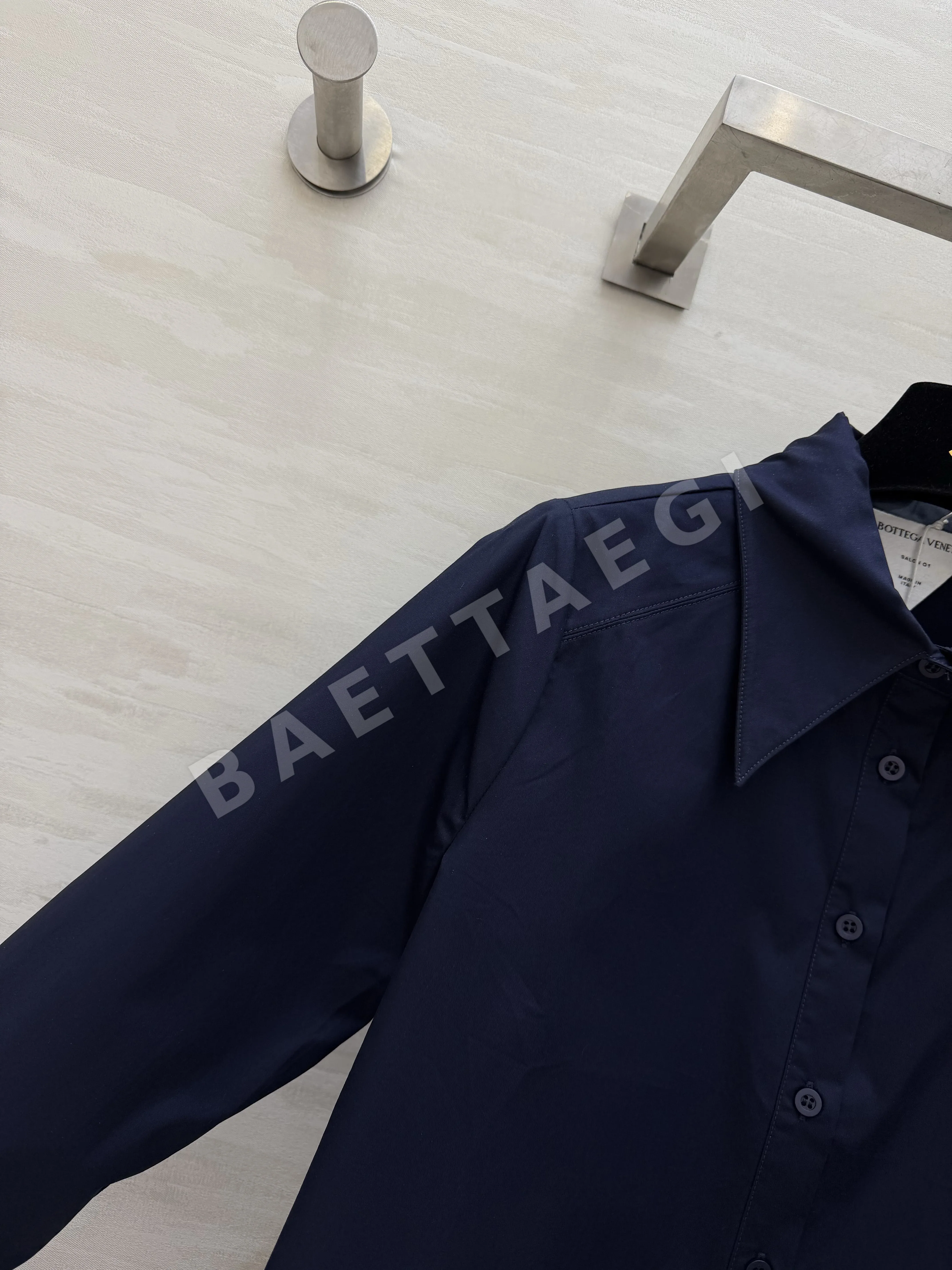 보테가베네타 네이비 포인티드 카라 셔츠 스커트 세트 상세 이미지 13