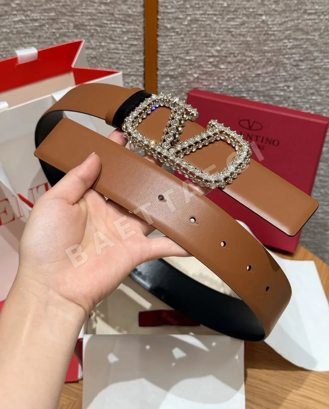발렌티노 V로고 시그니처 크리스탈 장식 리버서블 벨트 40mm 상세 이미지 8