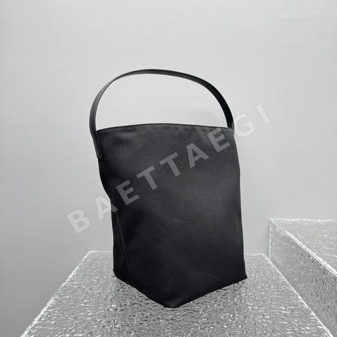 더로우 블랙 캔버스 버킷백 상세 이미지 3