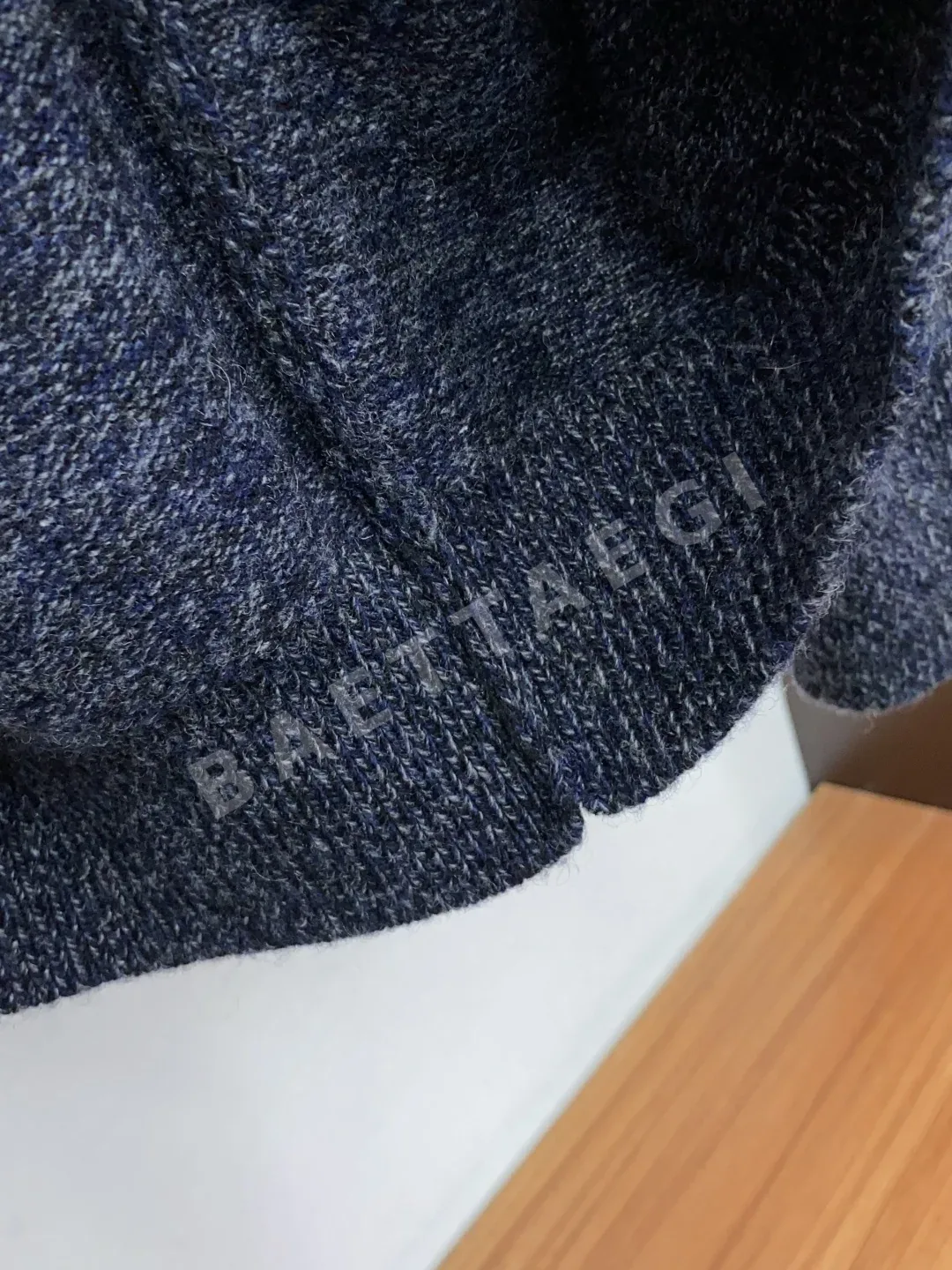 로로피아나 울 장식 하프 오픈 카라 남성 긴팔 스웨터 상세 이미지 5