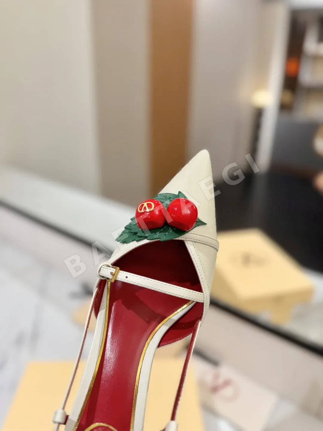 발렌티노 V 버클 체리 장식 샌들 상세 이미지 6