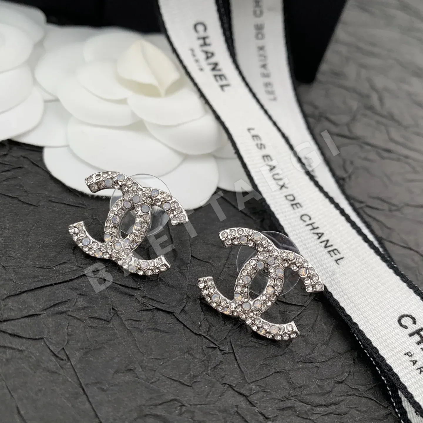 샤넬 화이트골드 더블 C 스터드 귀걸이 125137