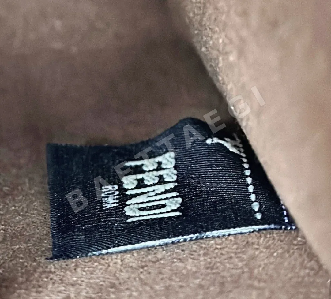 펜디 엠보싱 소가죽 토트백 상세 이미지 8