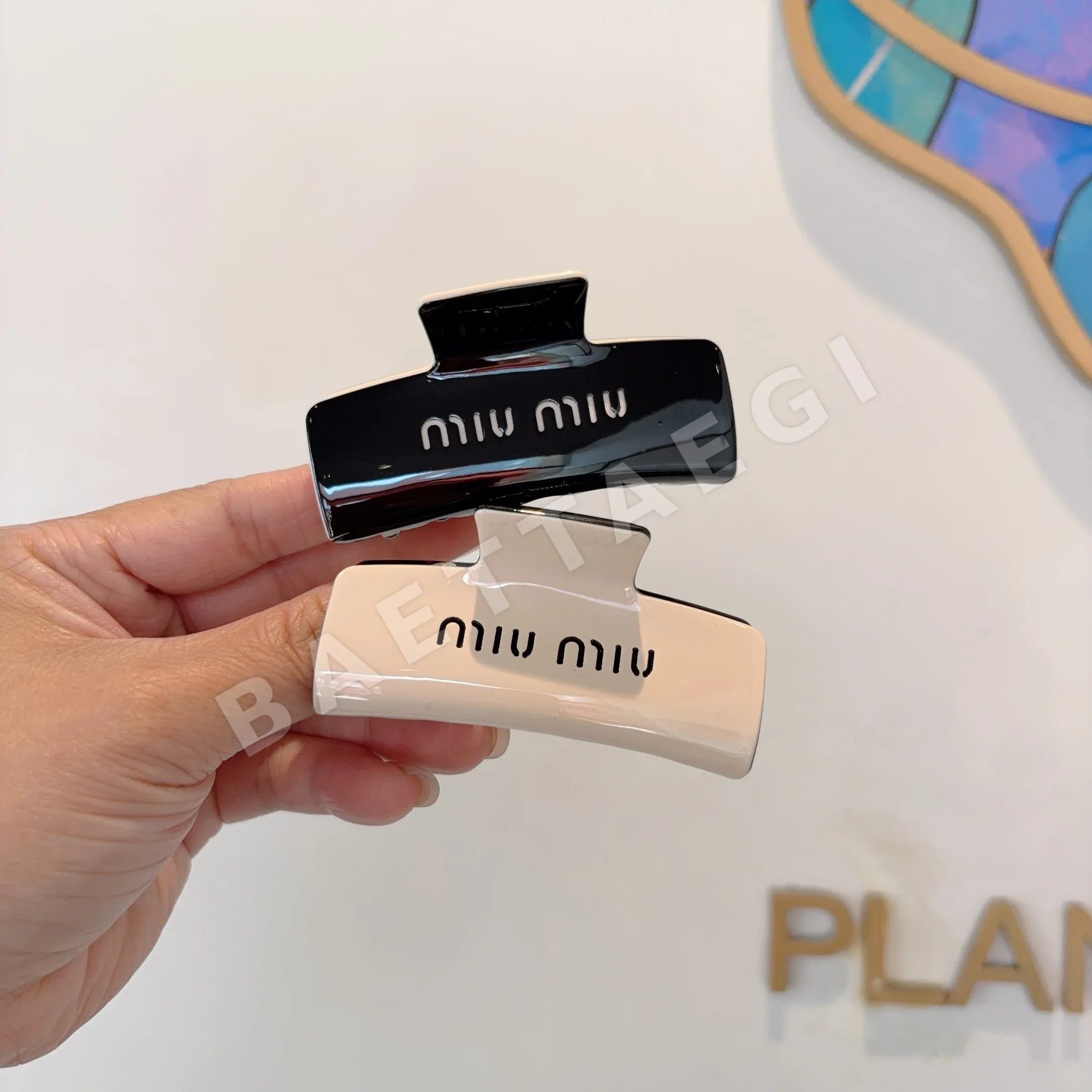미우미우 레터링 핸드메이드 헤어클립 상세 이미지 4
