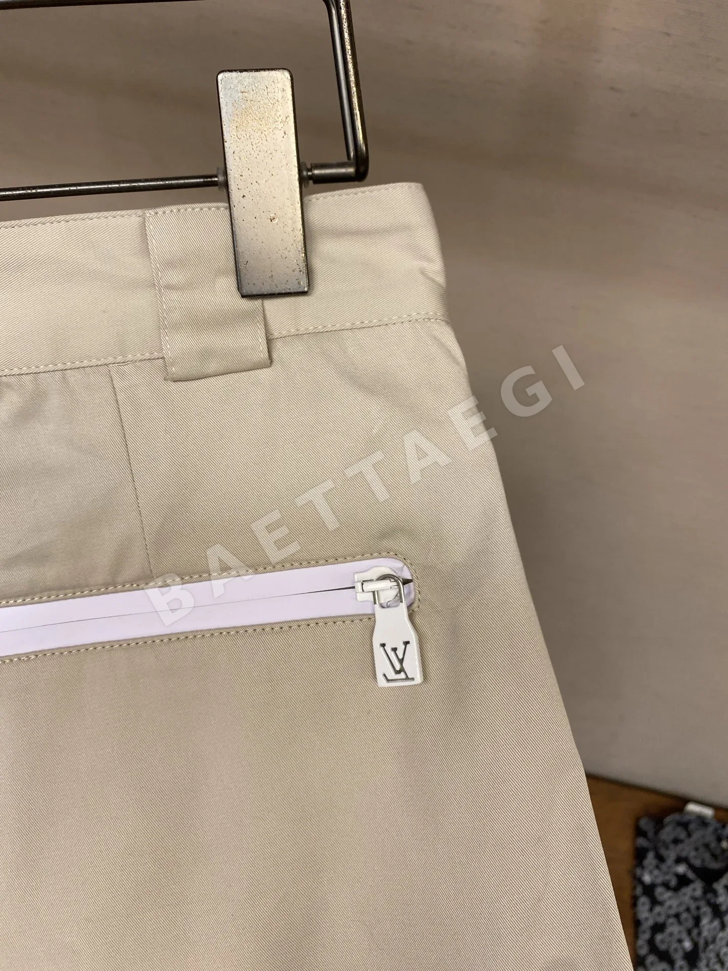 루이비통 반사 로고 카고 남성 바지 상세 이미지 9
