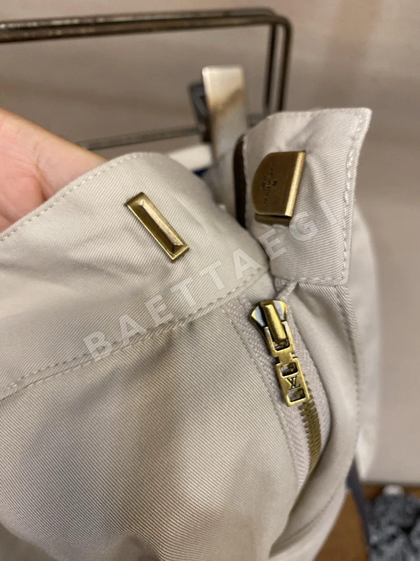 루이비통 반사 로고 카고 남성 바지 상세 이미지 3