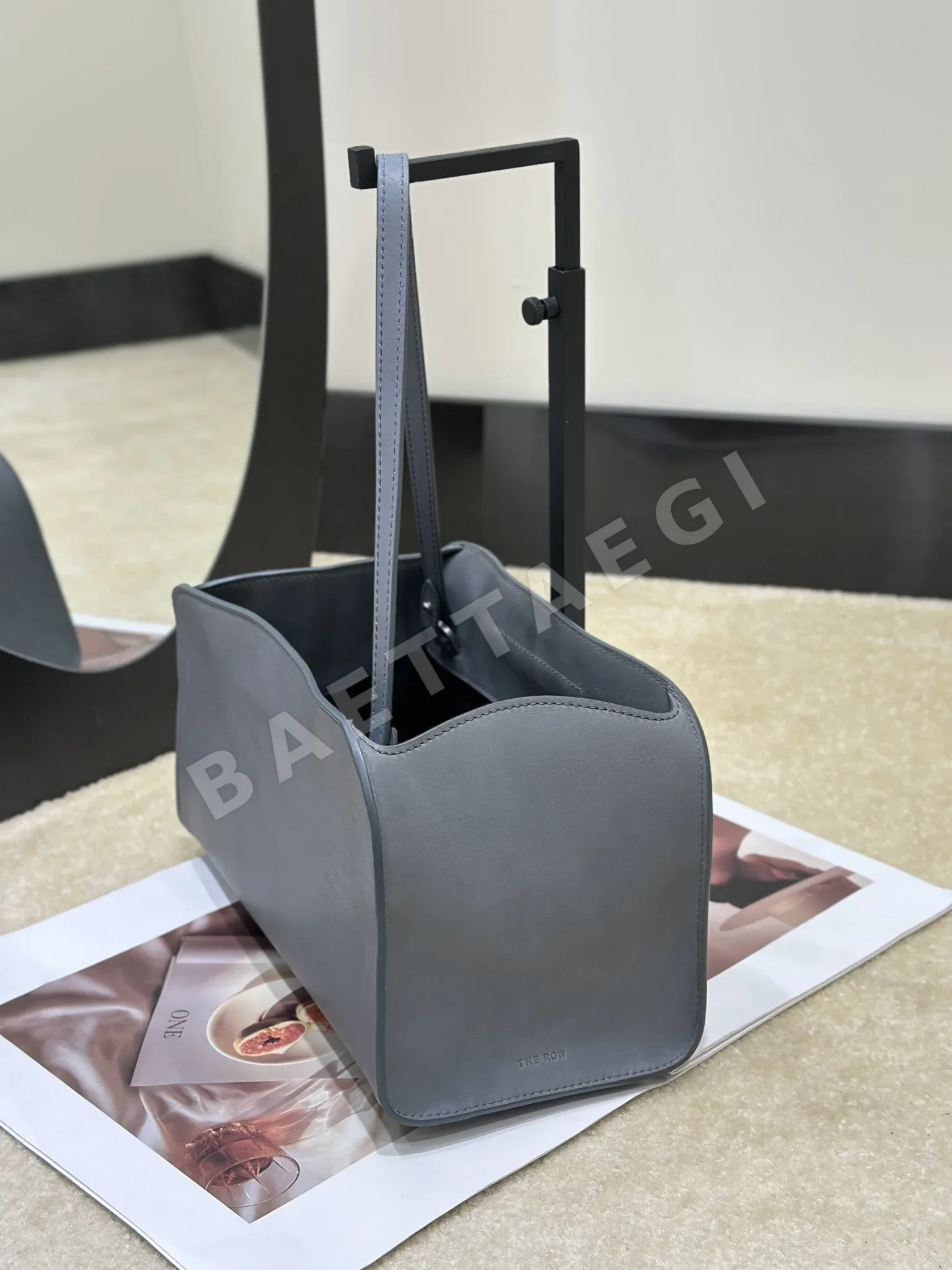더로우 페기 클러치 가방 상세 이미지 3