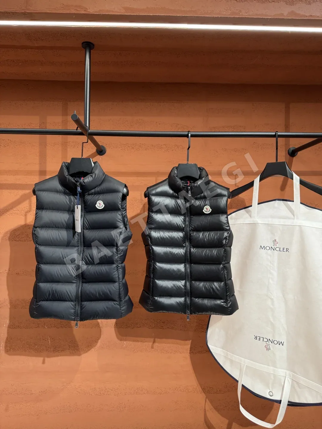 몽클레르 여성 화이트 덕다운 조끼 상세 이미지 9