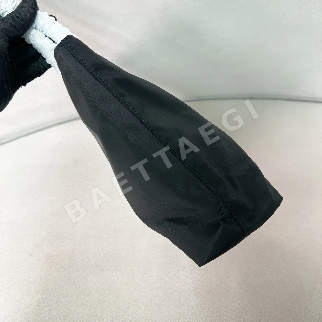 프라다 나일론 롱 핸들 토트백 상세 이미지 3