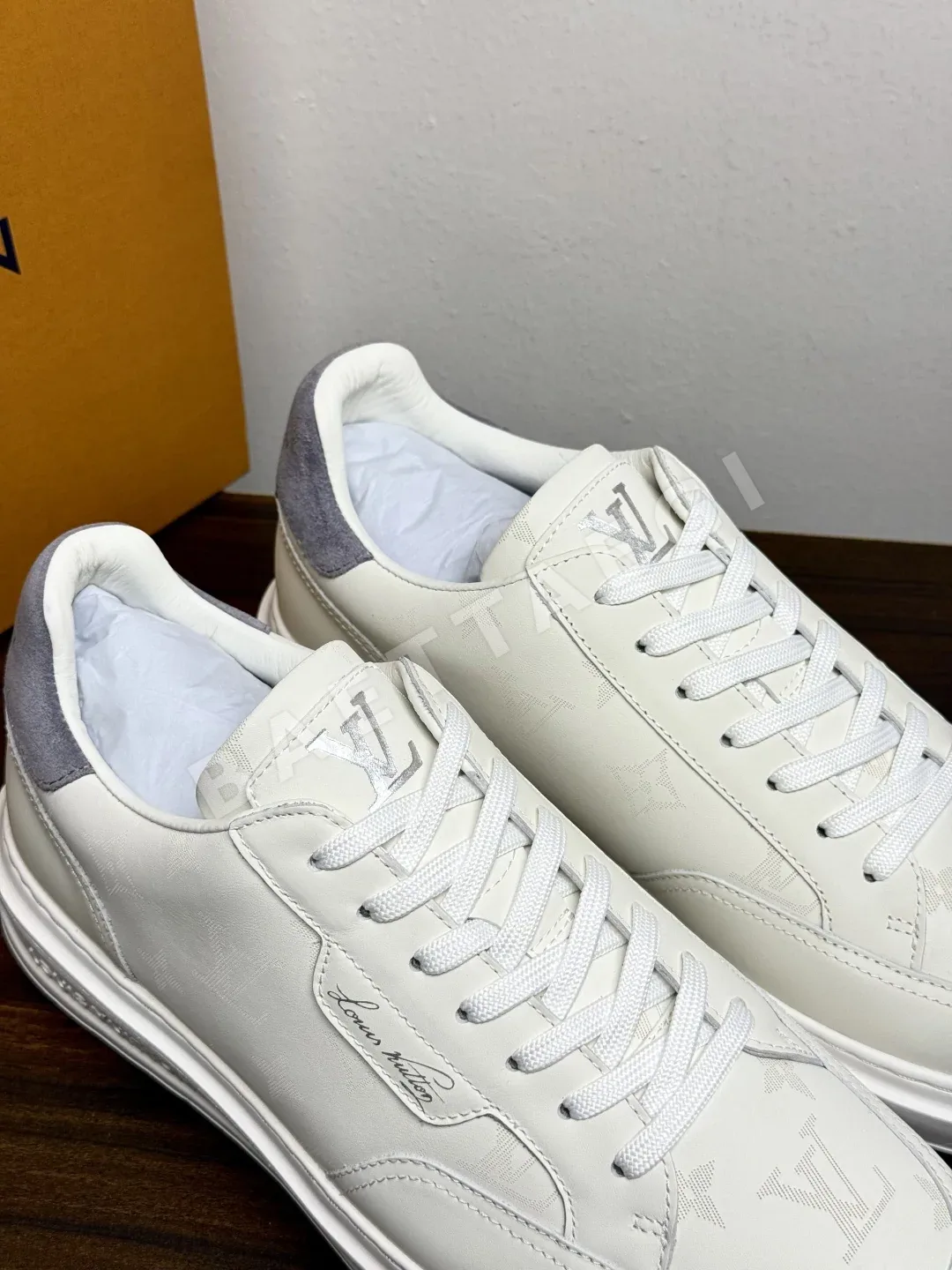 루이비통 스니커즈 스웨이드 소가죽 모노그램 엠보싱 상세 이미지 2