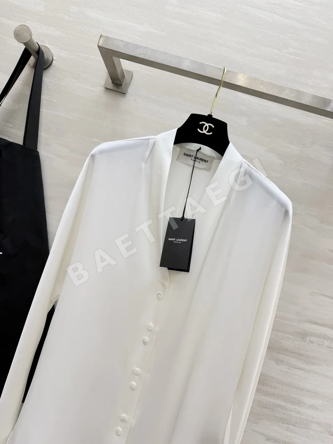 생로랑 실크 새틴 V넥 셔츠 상세 이미지 3