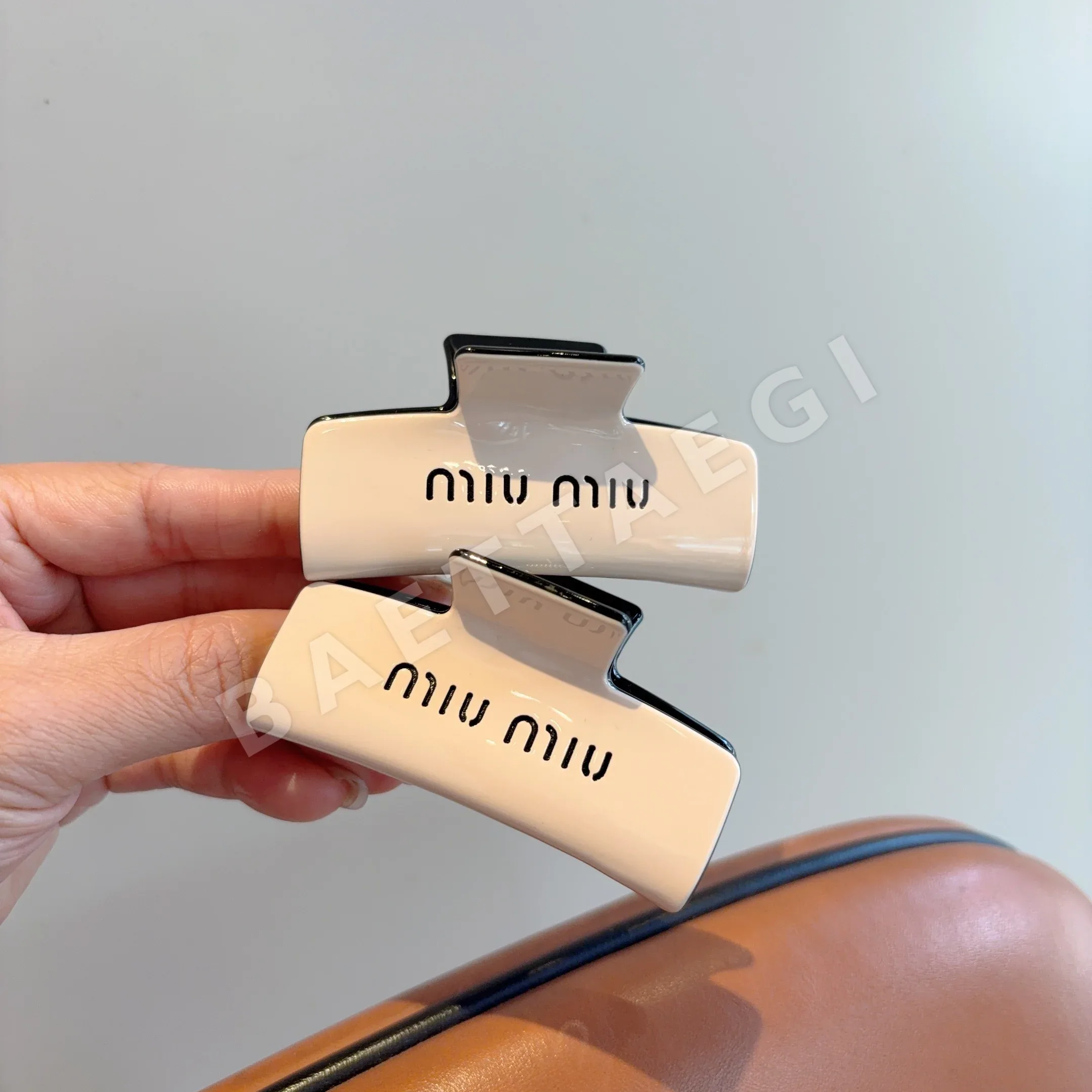 미우미우 레터링 헤어클립 상세 이미지 5