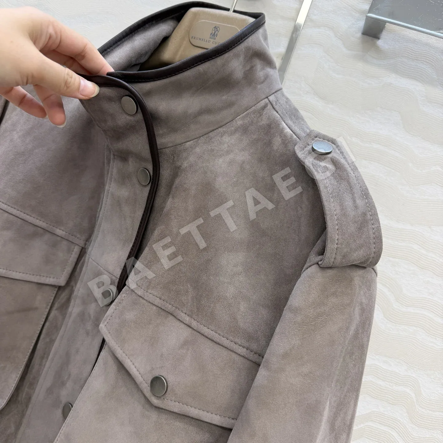 브루넬로쿠치넬리 스웨이드 스탠드카라 벌룬 자켓 상세 이미지 4
