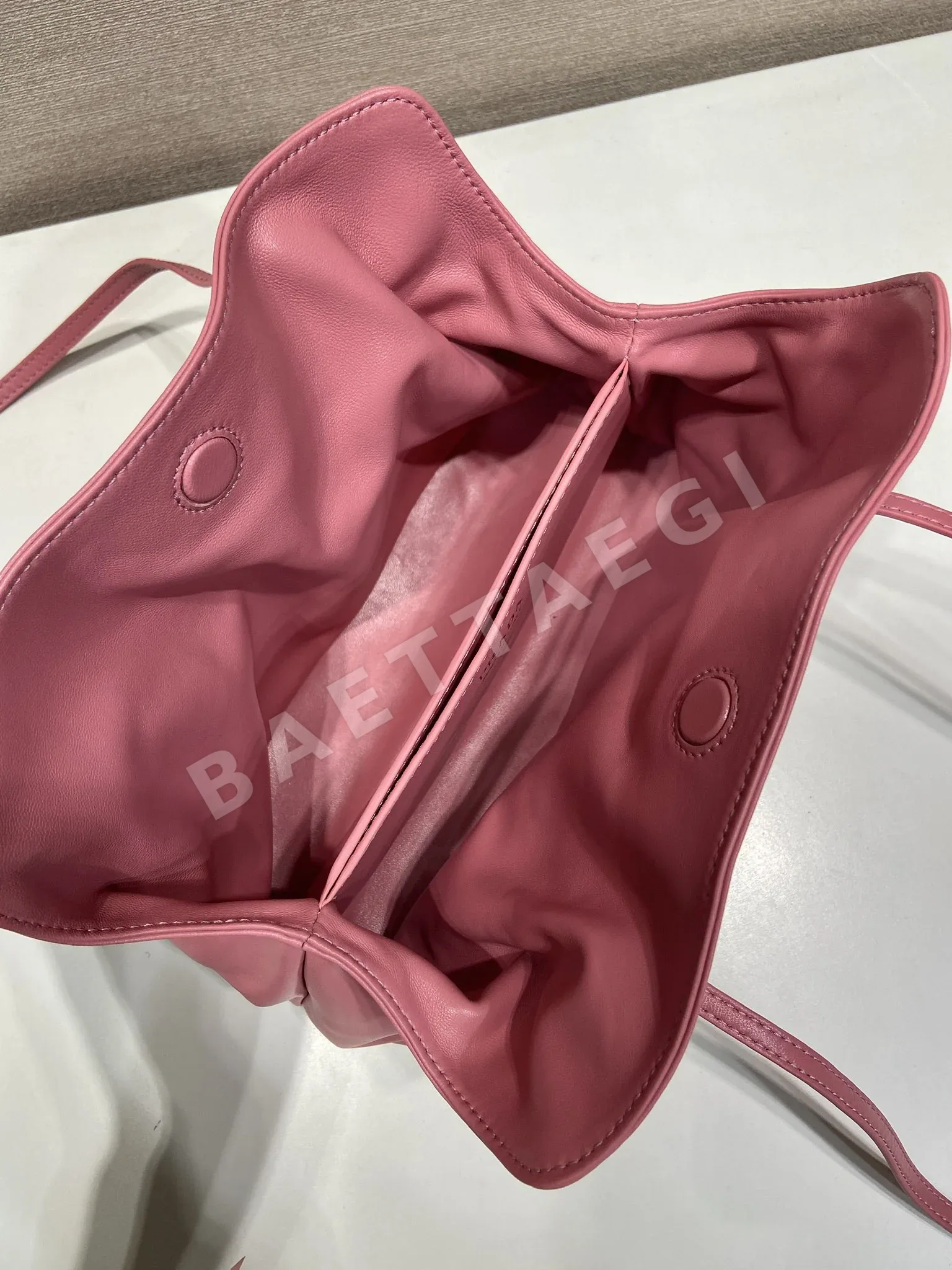 프라다 시프스킨 클라우드 숄더백 1BG586 상세 이미지 8