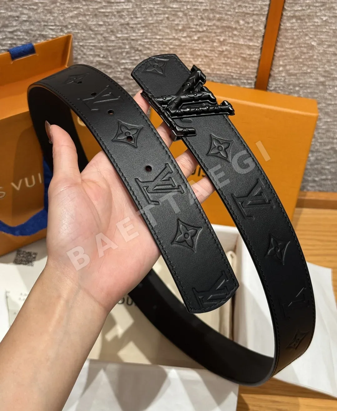 루이비통 디멘션 드리프트 플라워 스터드 40mm 리버시블 벨트 상세 이미지 5