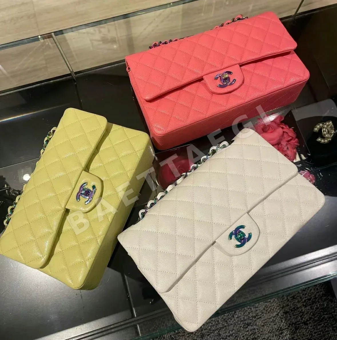 샤넬 화이트 미디엄 가방 레인보우 장식 141344