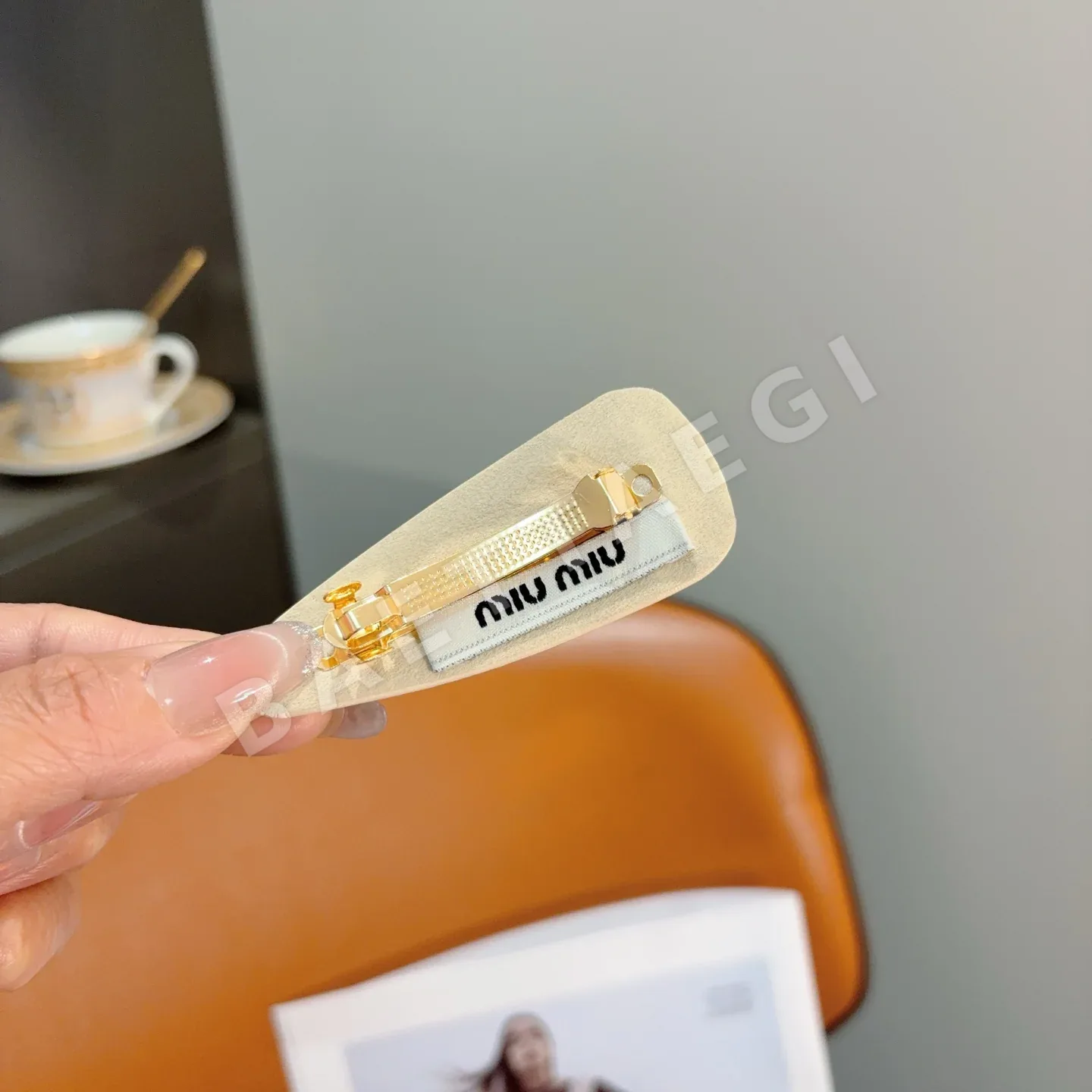 미우미우 램스킨 레터로고 헤어클립 상세 이미지 4