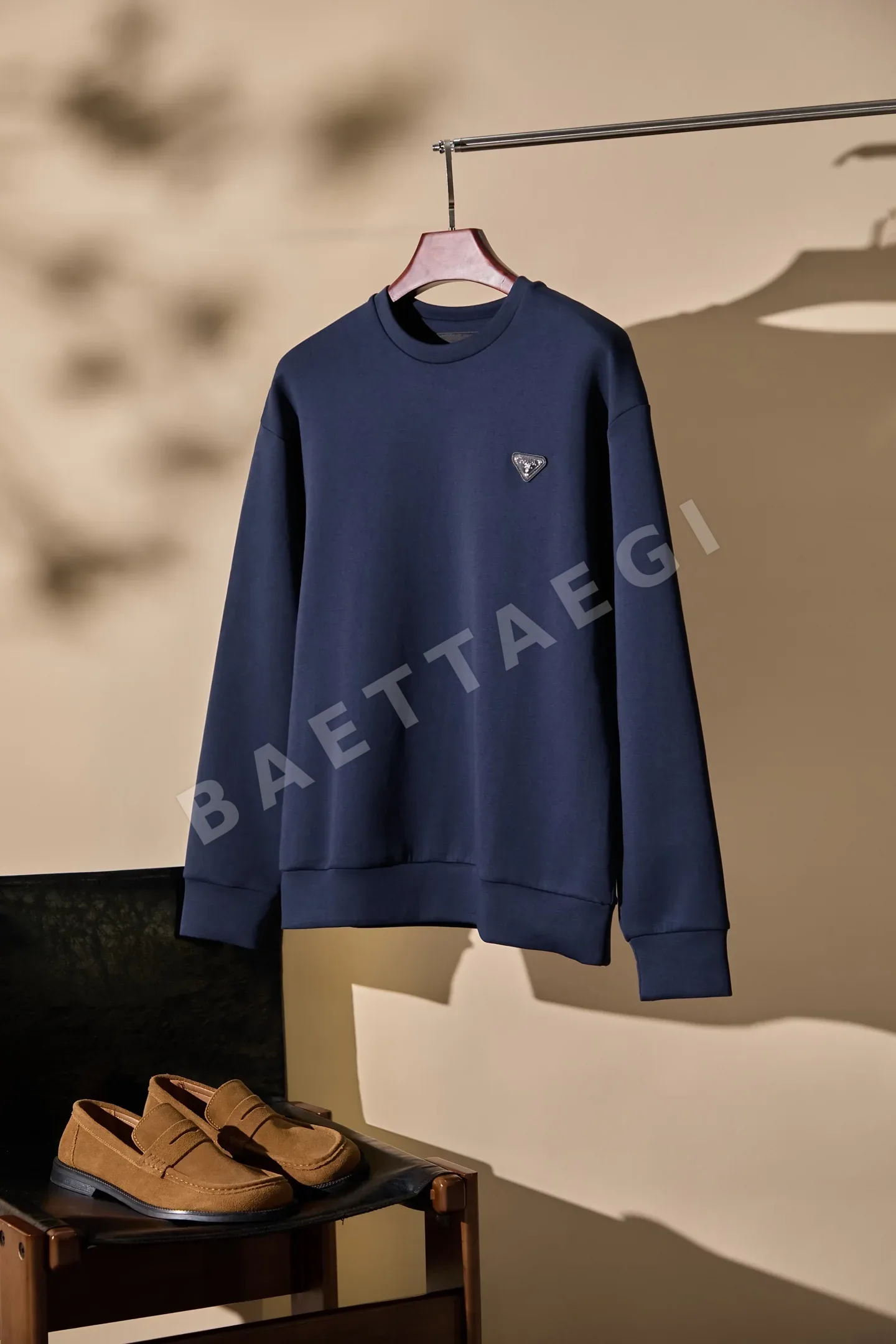 프라다 남성 네이비 블랙 라운드넥 긴팔 티셔츠 상세 이미지 3