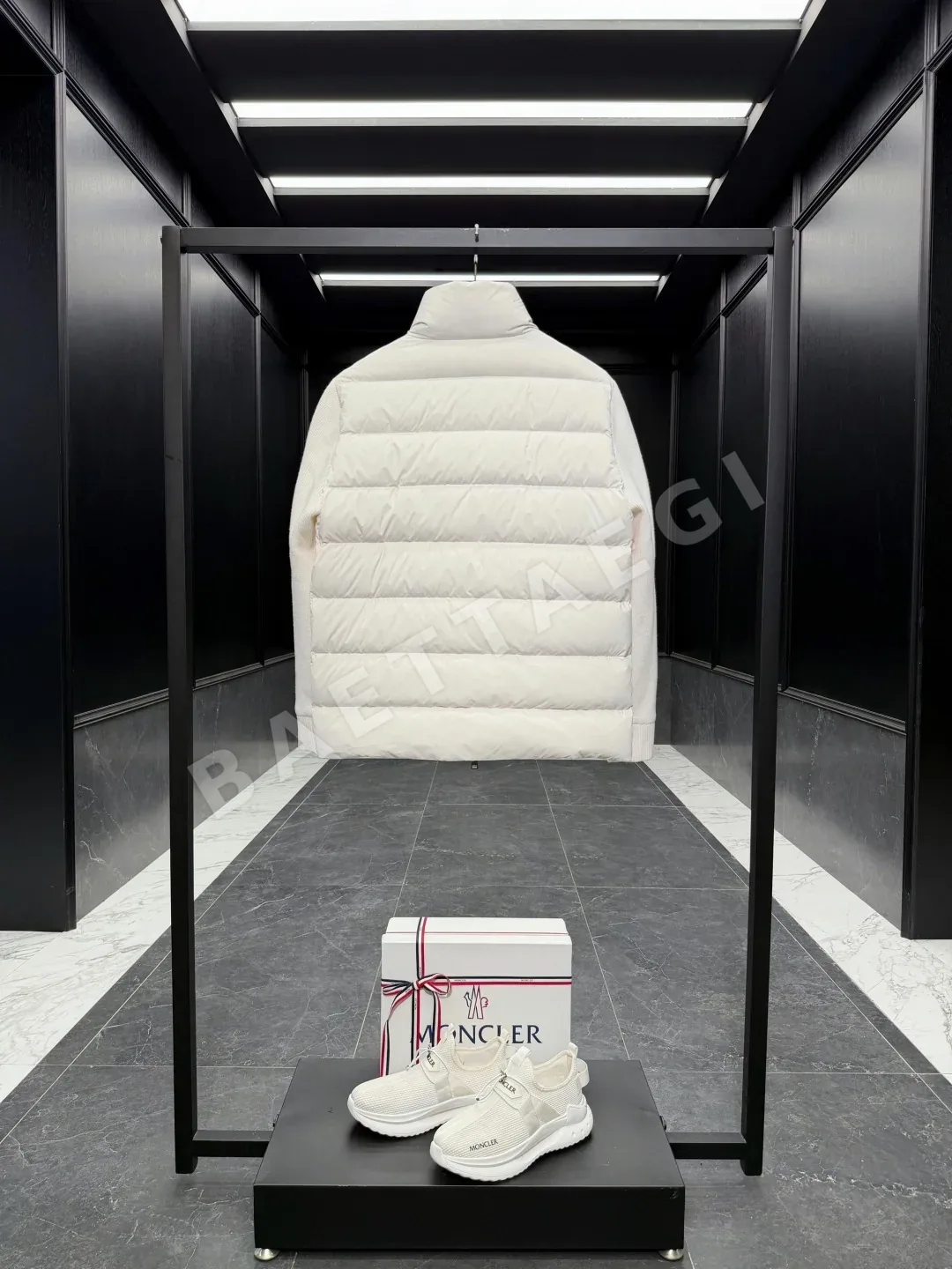 몽클레르 남성 스트라이프 자수 울 혼방 다운 패딩 재킷 상세 이미지 9
