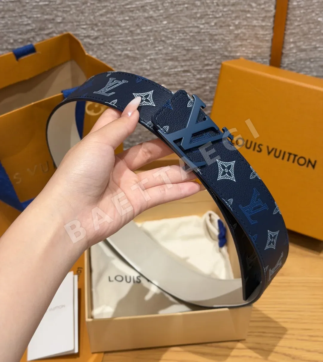 루이비통 남성 리버시블 40mm 가죽 벨트 상세 이미지 4