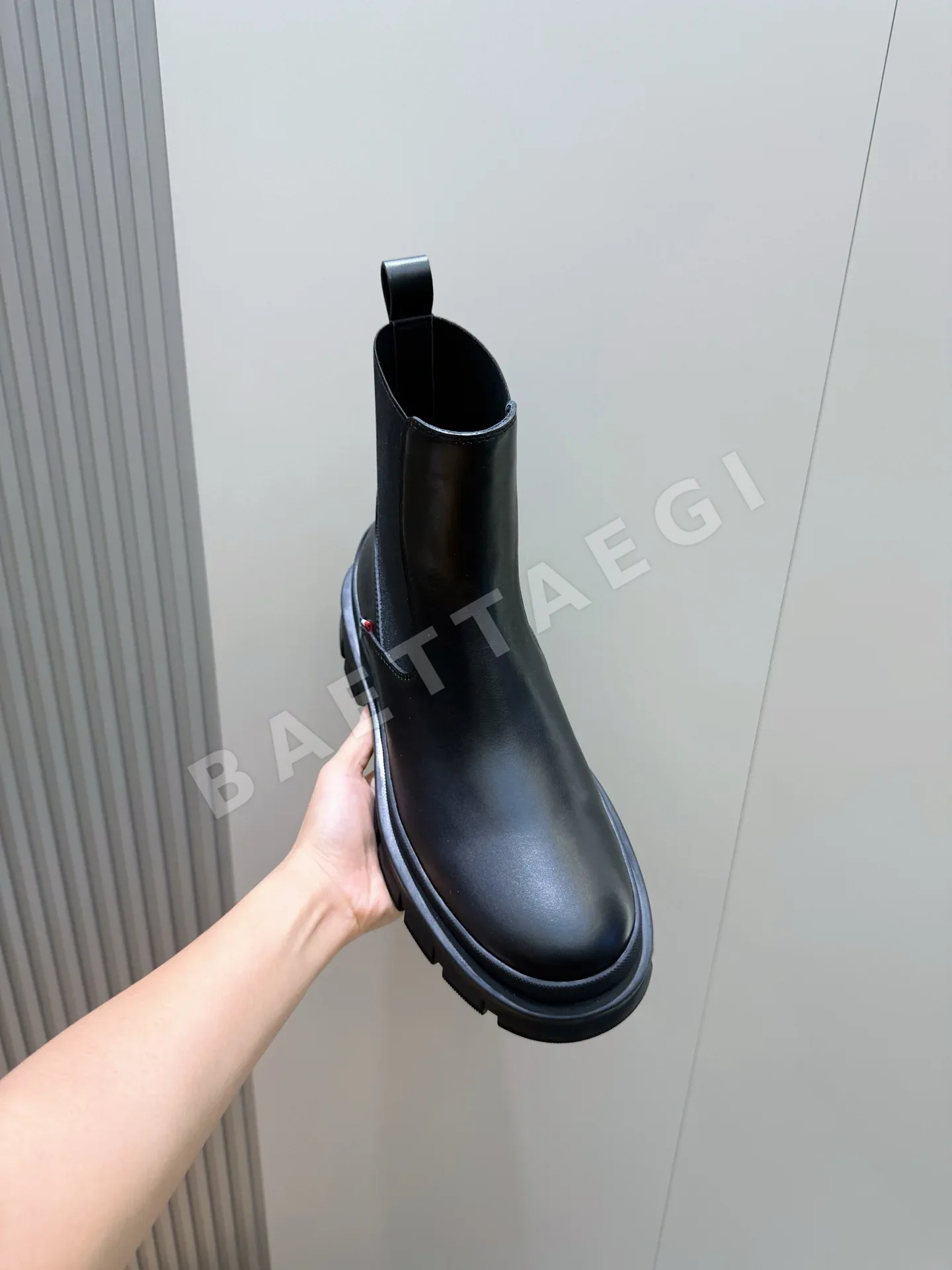 몽클레르 부츠 남성 가죽 하이컷 디자인 상세 이미지 4