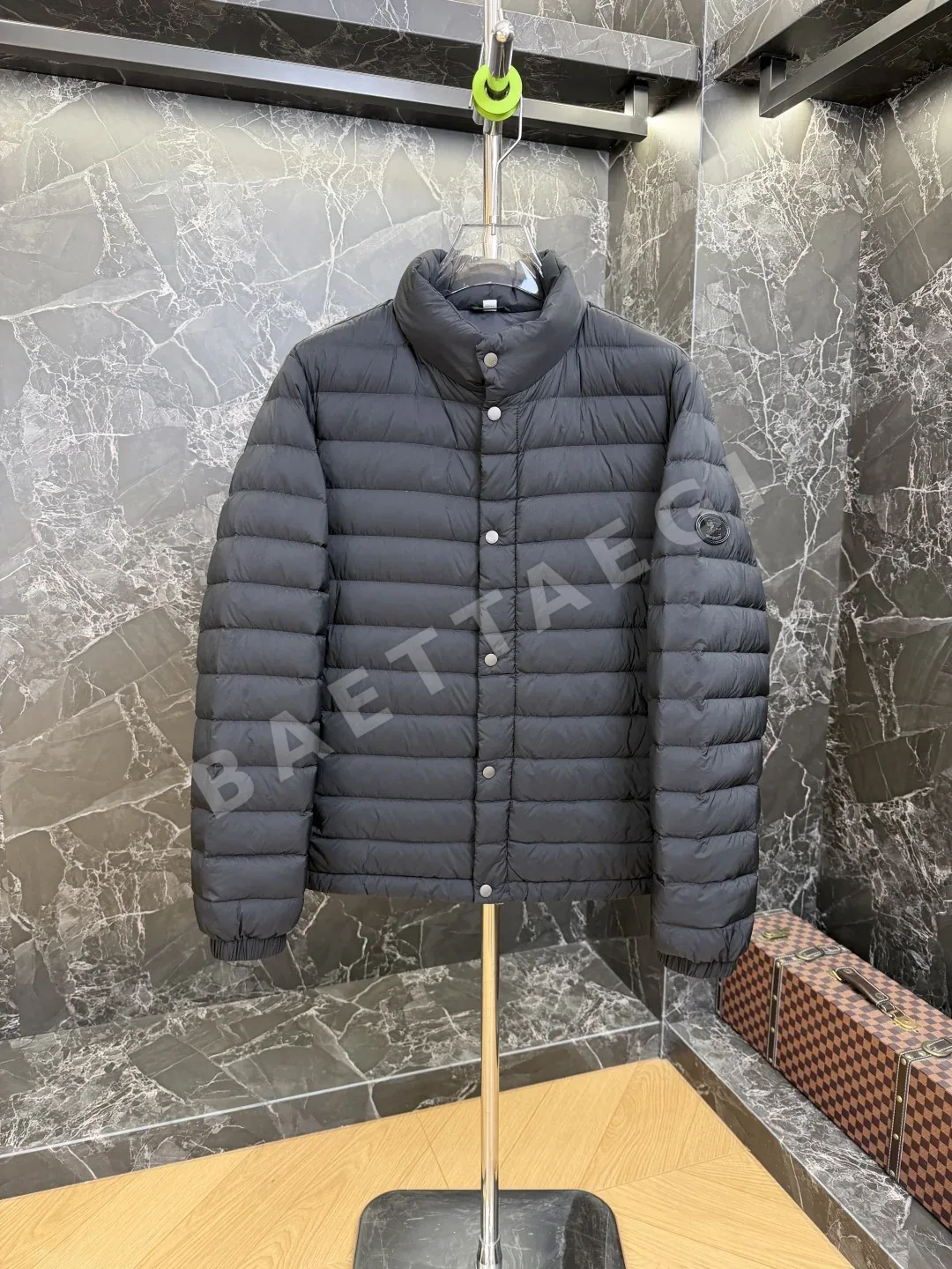 몽클레르 남성 경량 다운 패딩 재킷 상세 이미지 3
