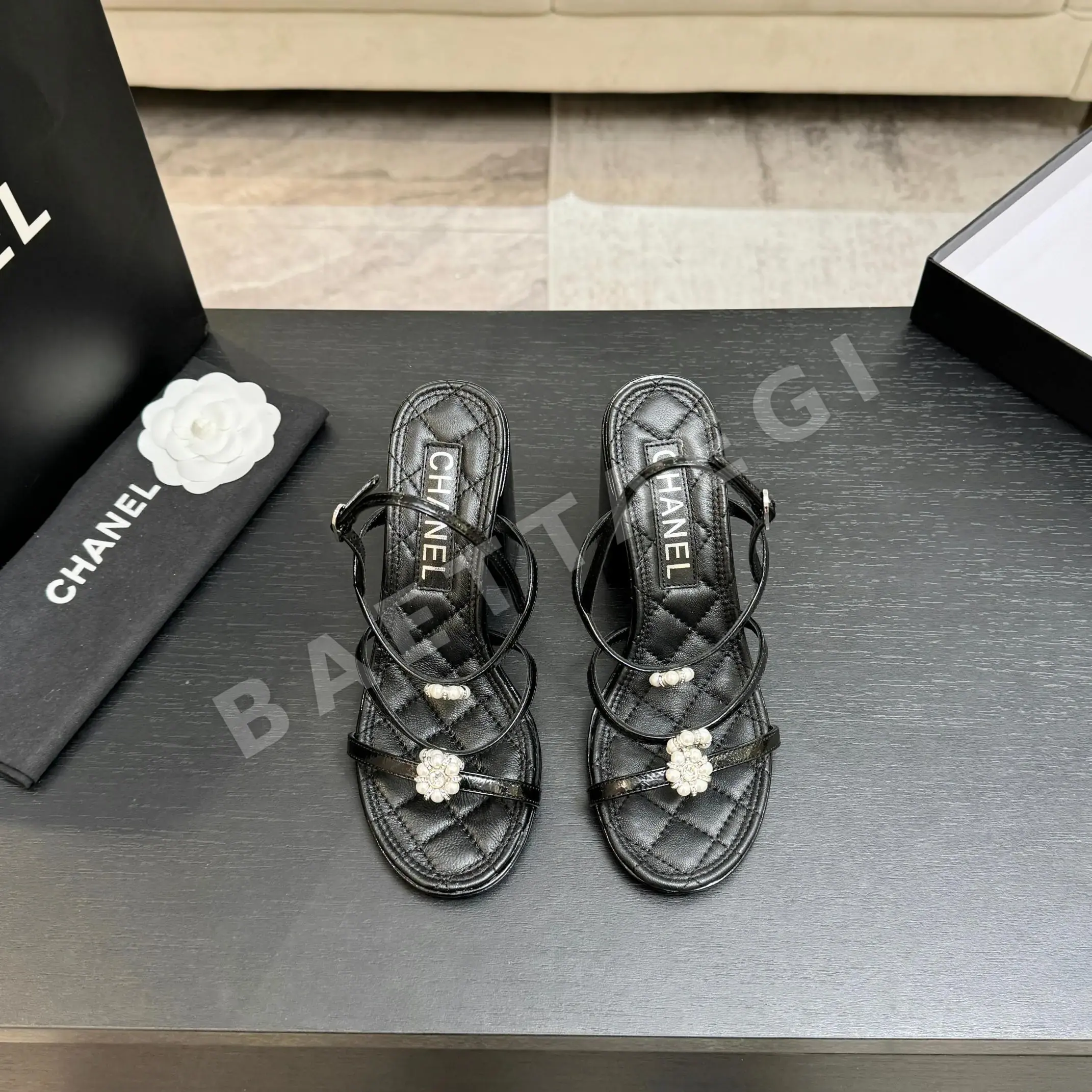 샤넬 동백꽃 진주 장식 청키힐 샌들 42155