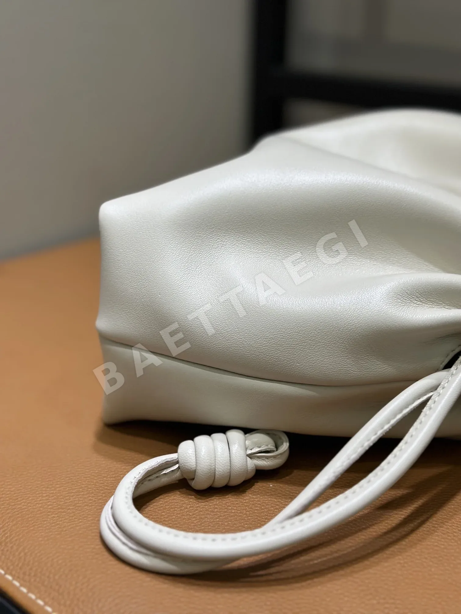 로에베 미디엄 플라멩고 펄스 파인 그레인 30cm 상세 이미지 5