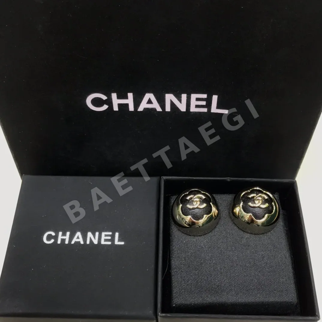 샤넬 카멜리아 골드 더블 C 귀걸이 69054