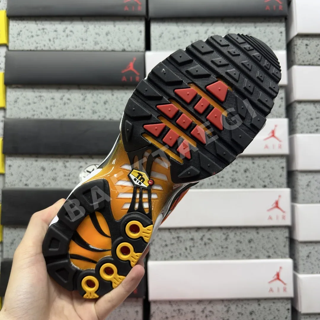 나이키 [TK] 에어 맥스 플러스 블랙 오렌지 화이트 HF0552-001 201974 Nike Air Max Plus Sunset 상세 이미지 7