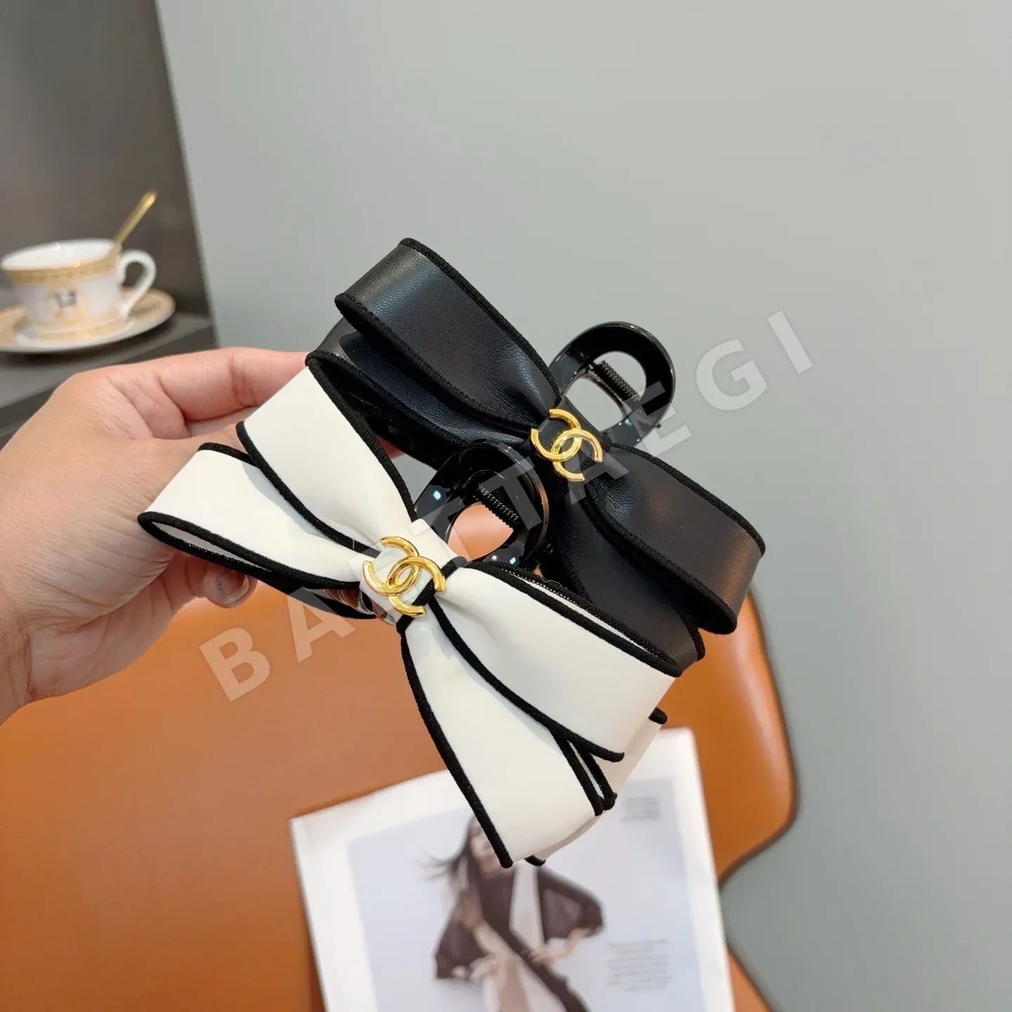 샤넬 양가죽 로고 헤어클립 상세 이미지 9