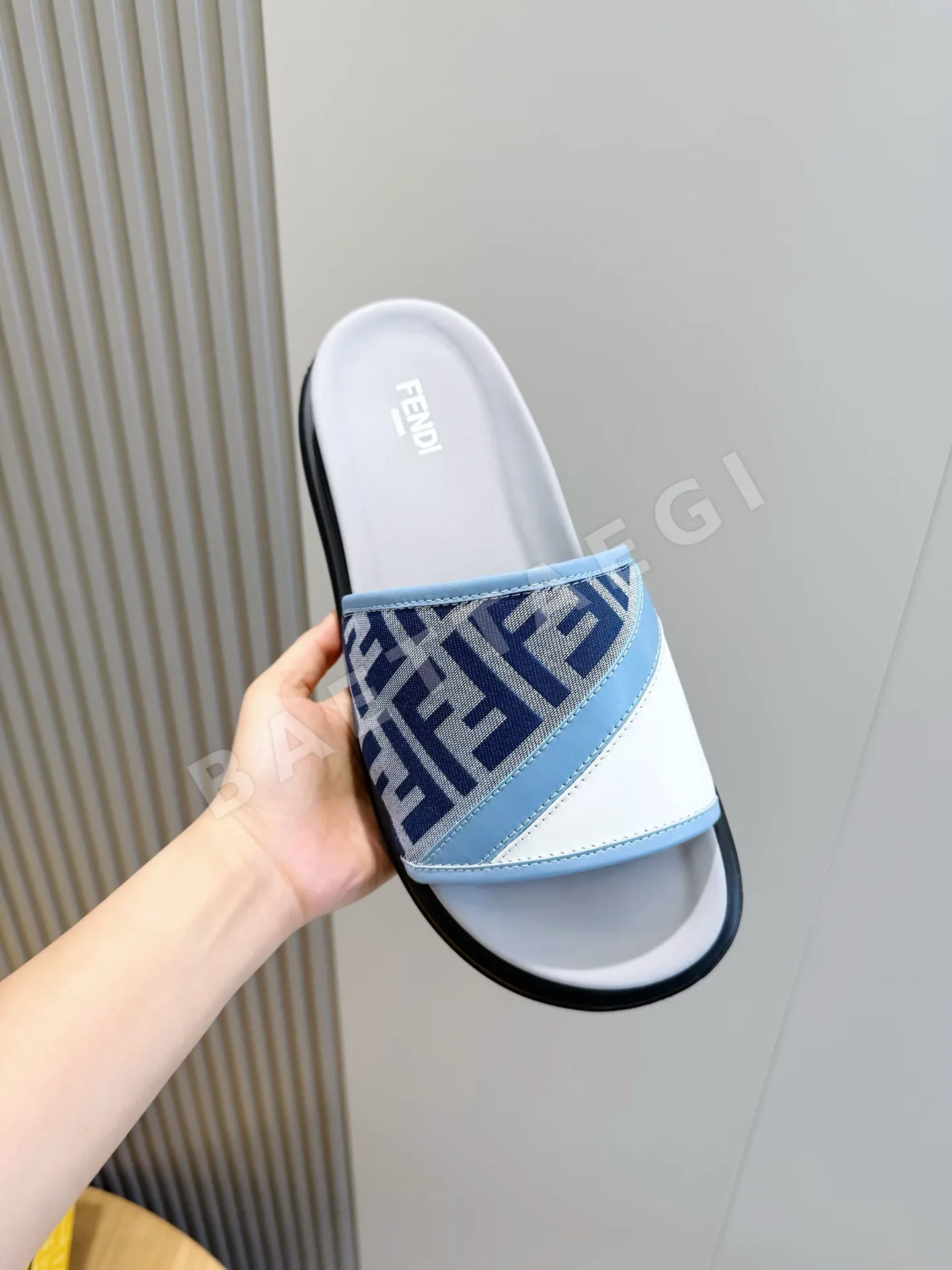펜디 남성 컬러 블록 러버 샌들 상세 이미지 4