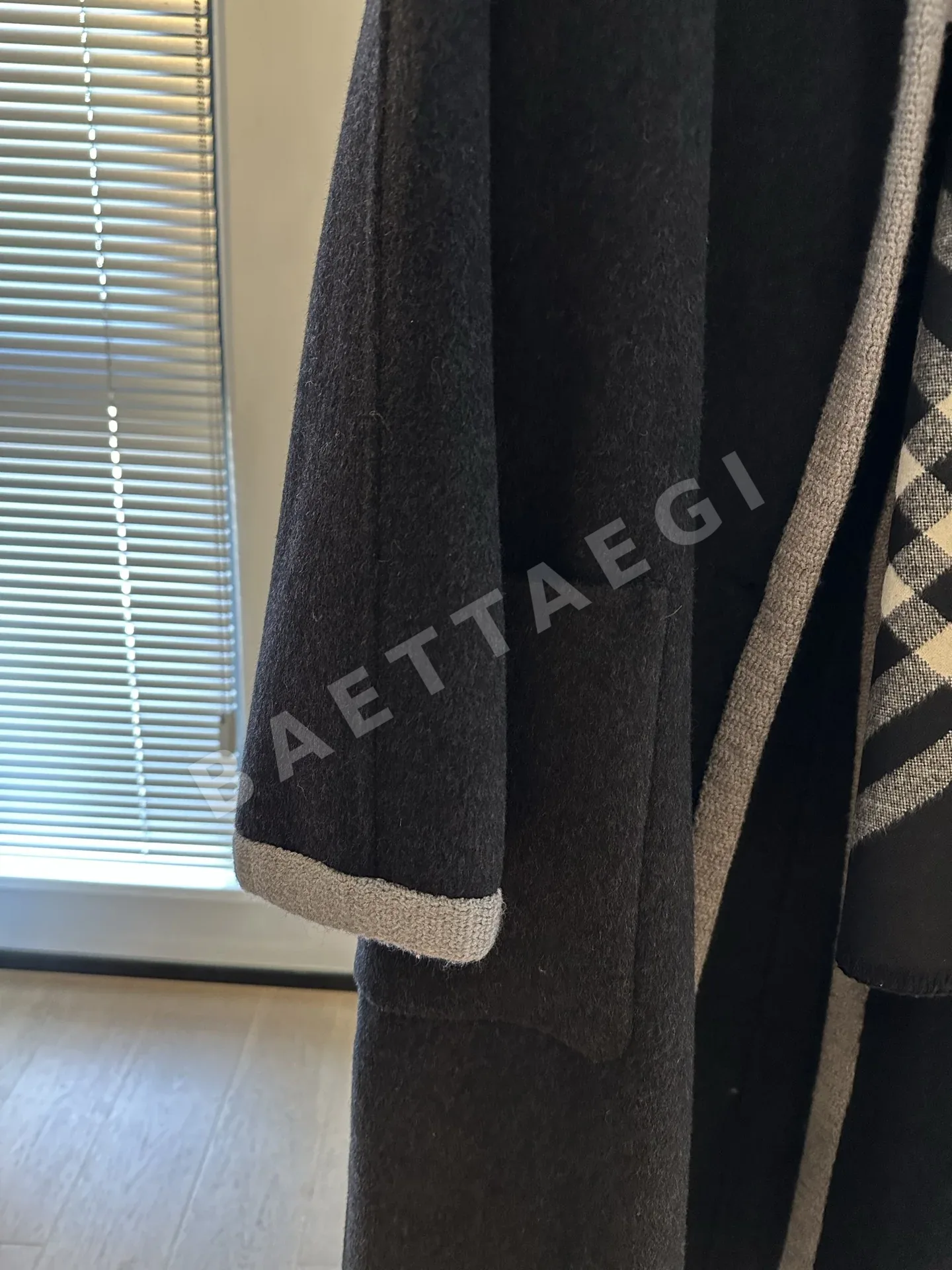 디올 캐시미어 체크 탈부착 스카프 여성 자켓 상세 이미지 5