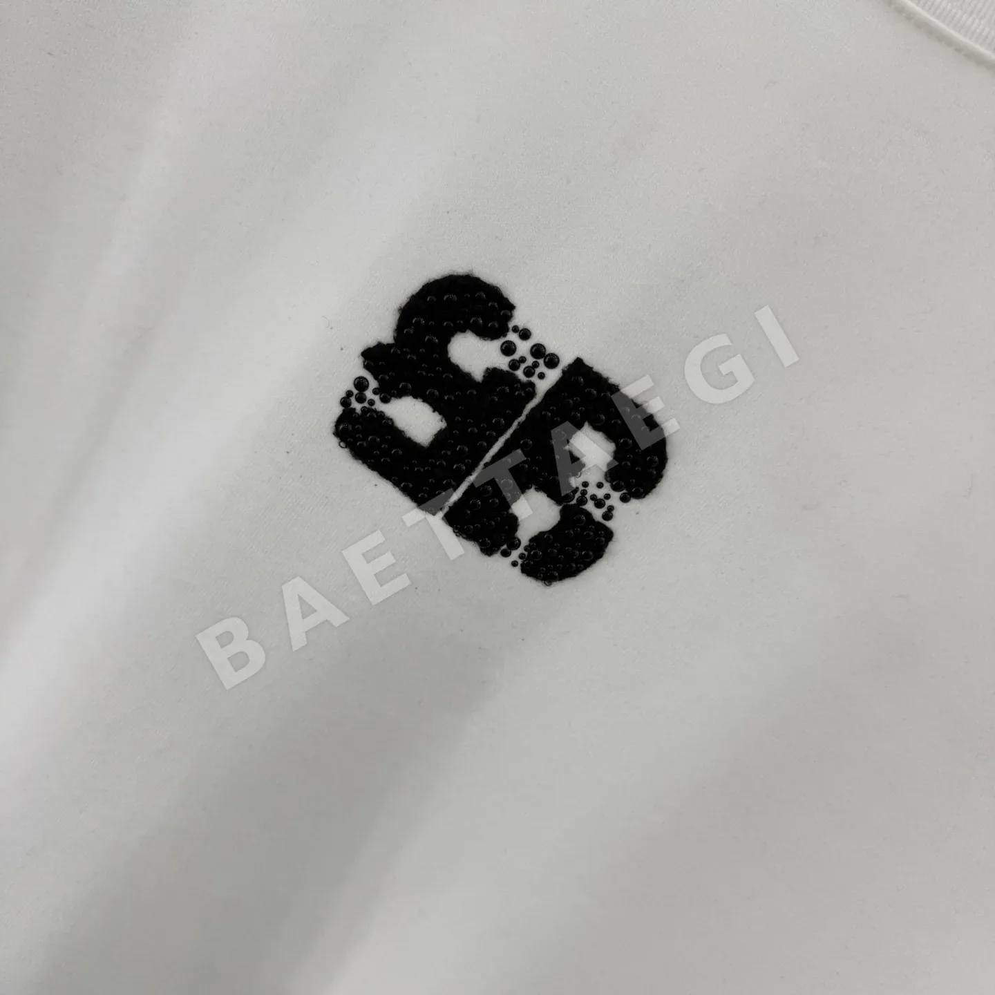 발렌시아가 명품 자수 라운드넥 오버핏 블랙 긴팔 셔츠 여성의류 레플리카 상세 이미지 6