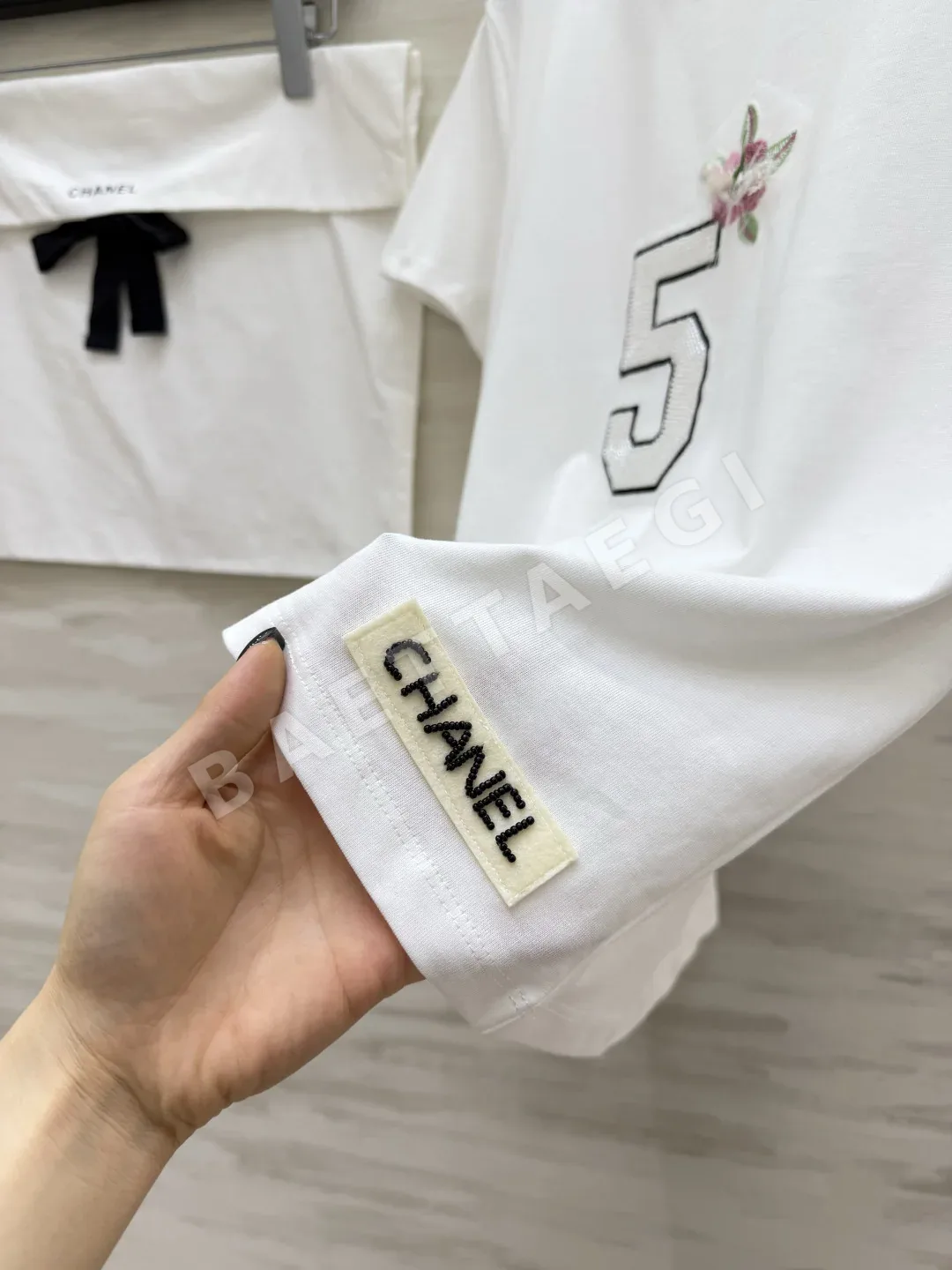 샤넬 로고 스팽글 자수 여성 반팔티 상세 이미지 5