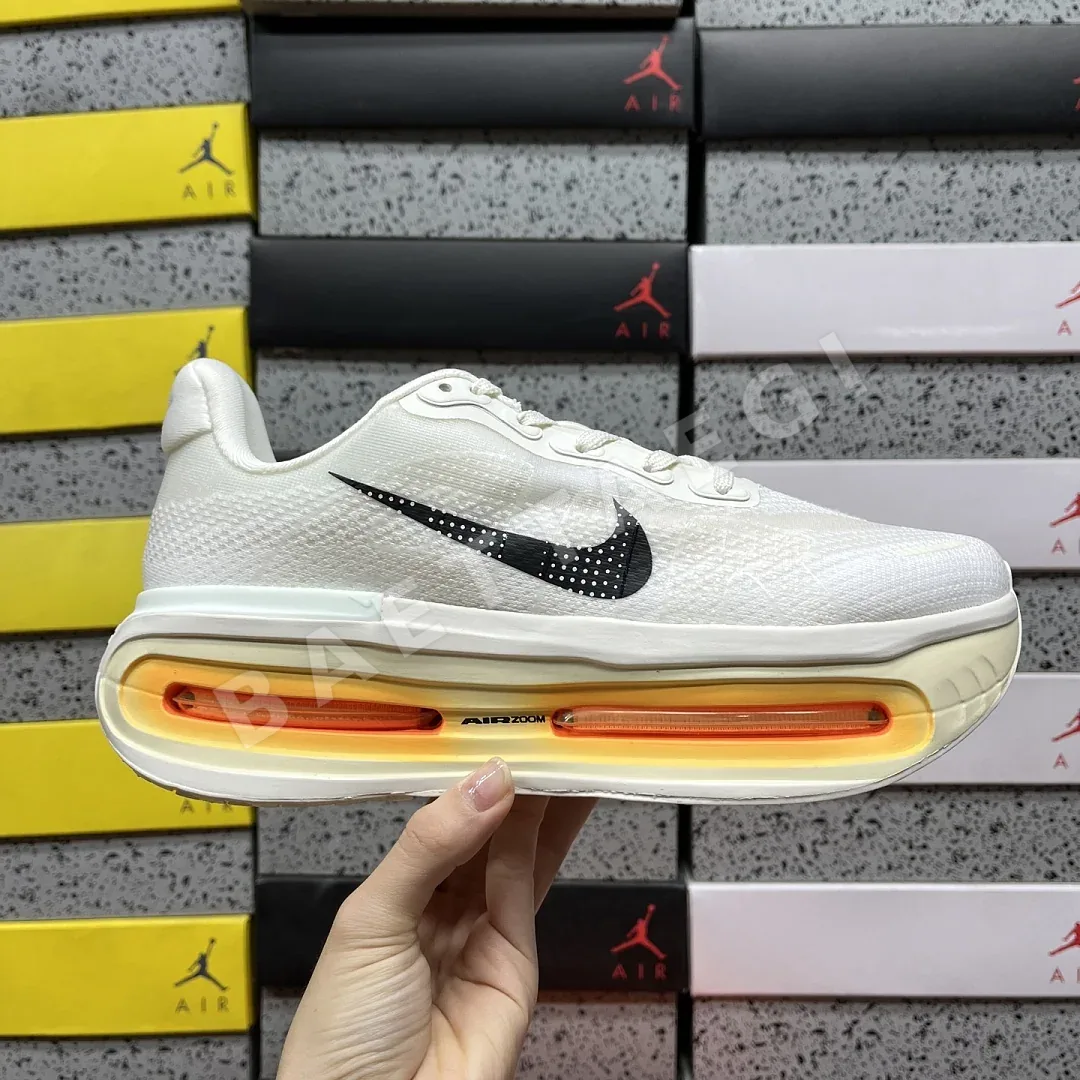 나이키 [CG] 보메로 프리미엄 IQ4035-100 201984 Nike Vomero Premium Sail Coconut Milk 상세 이미지 3