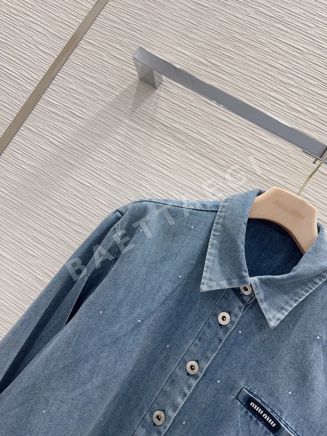 미우미우 라인스톤 하이컷 데님 셔츠 여성용 상세 이미지 3