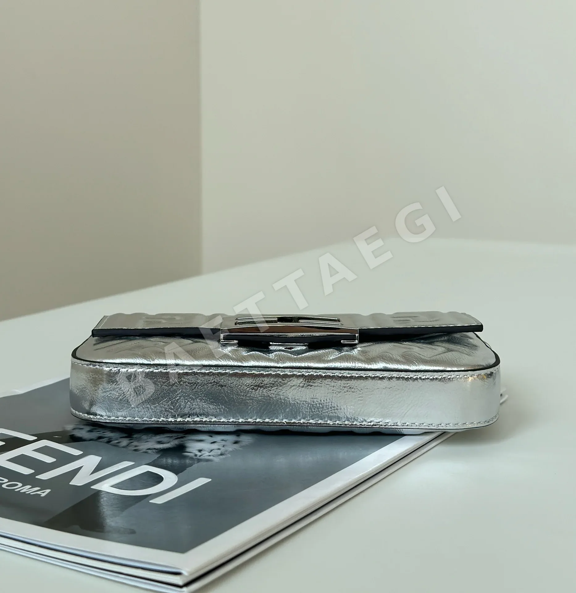 펜디 더블 F 램스킨 바게트 폰백 8620C 상세 이미지 4