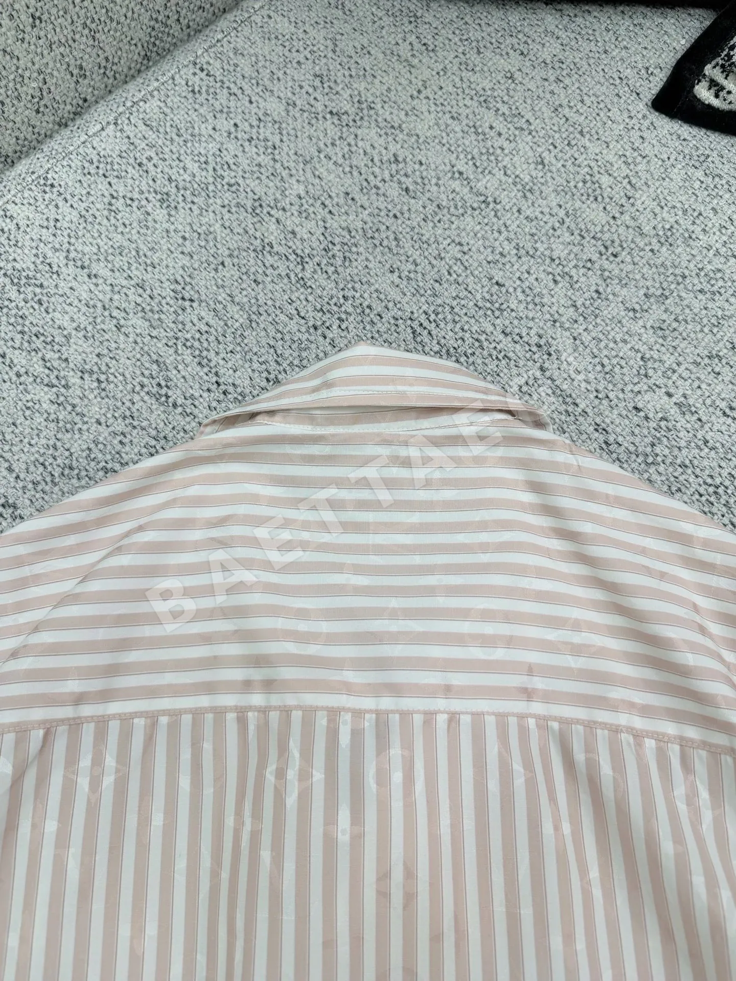 루이비통 뉴 모노그램 스트라이프 반팔 티셔츠 상세 이미지 9