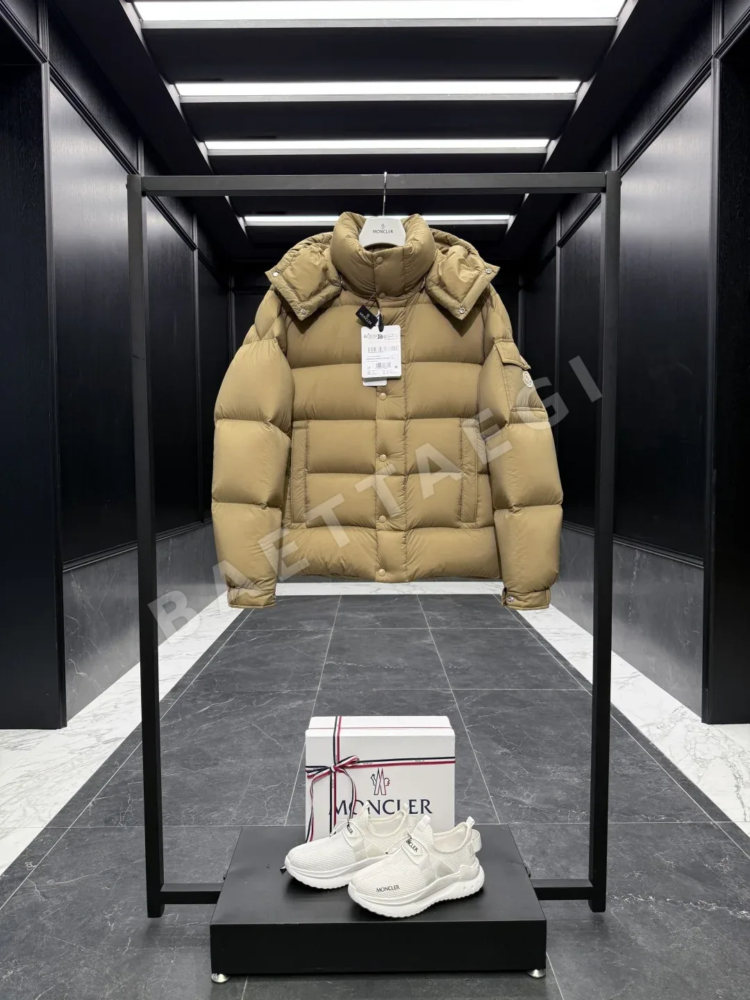 몽클레르 마야 후드 숏 패딩 상세 이미지 2