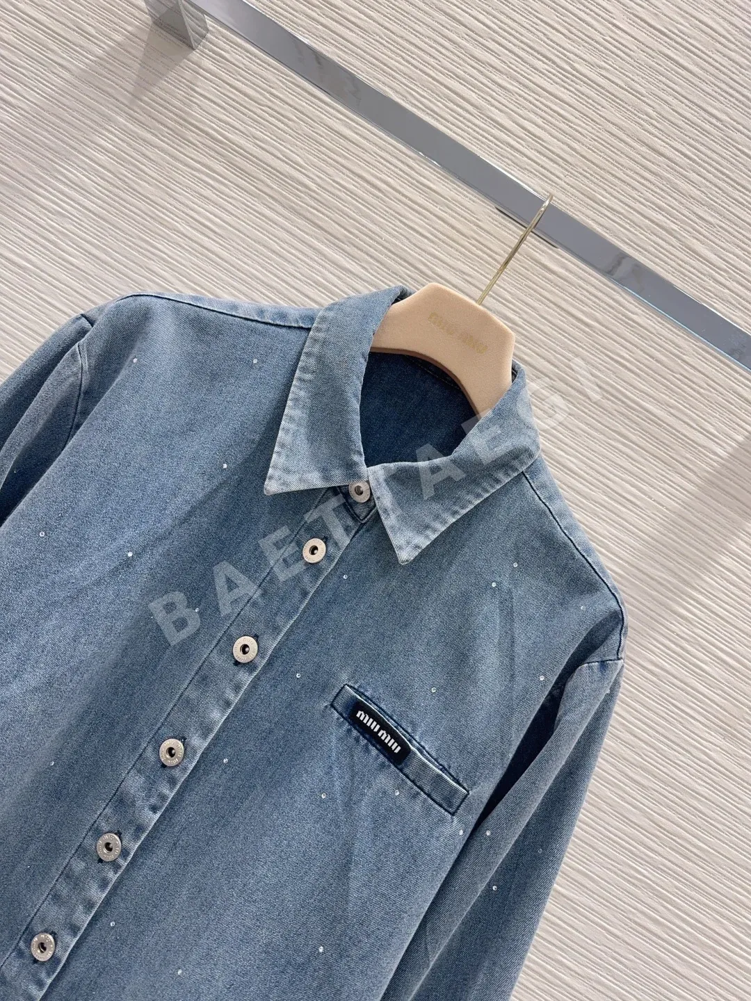 미우미우 라인스톤 하이컷 데님 셔츠 여성용 상세 이미지 2