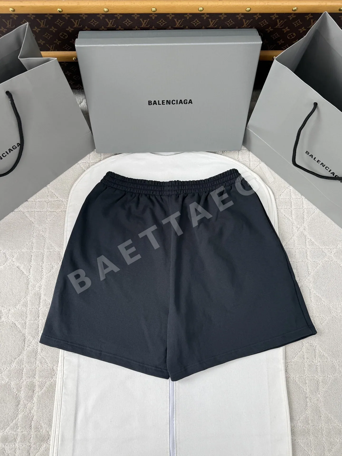 발렌시아가 BB 자수 남성 반바지 상세 이미지 2