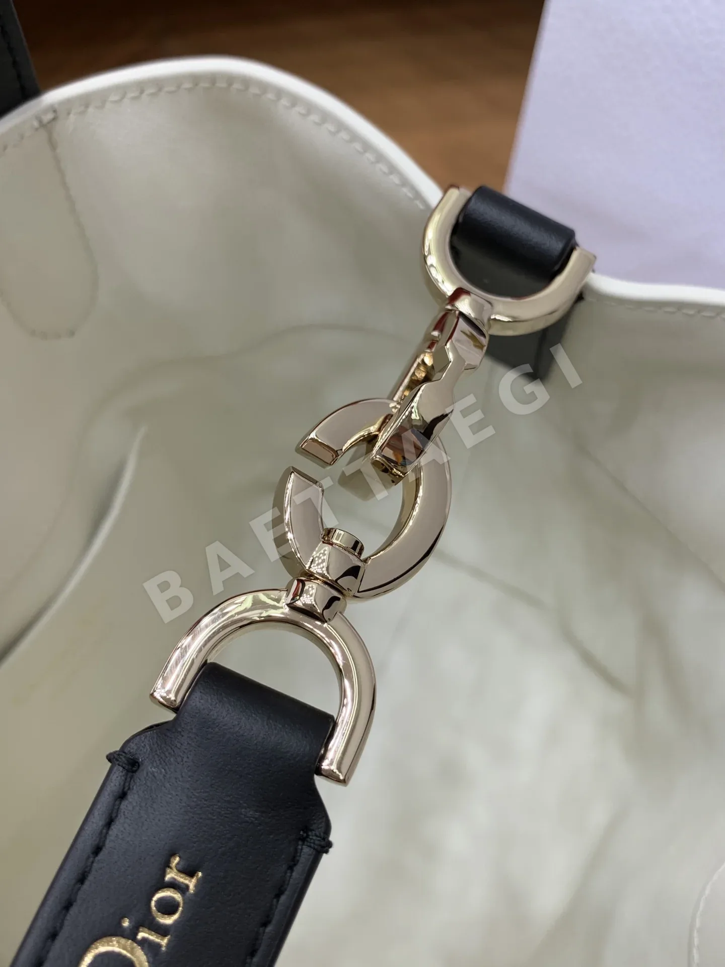 디올 뚜주흐 작은 세로형 가방 상세 이미지 8