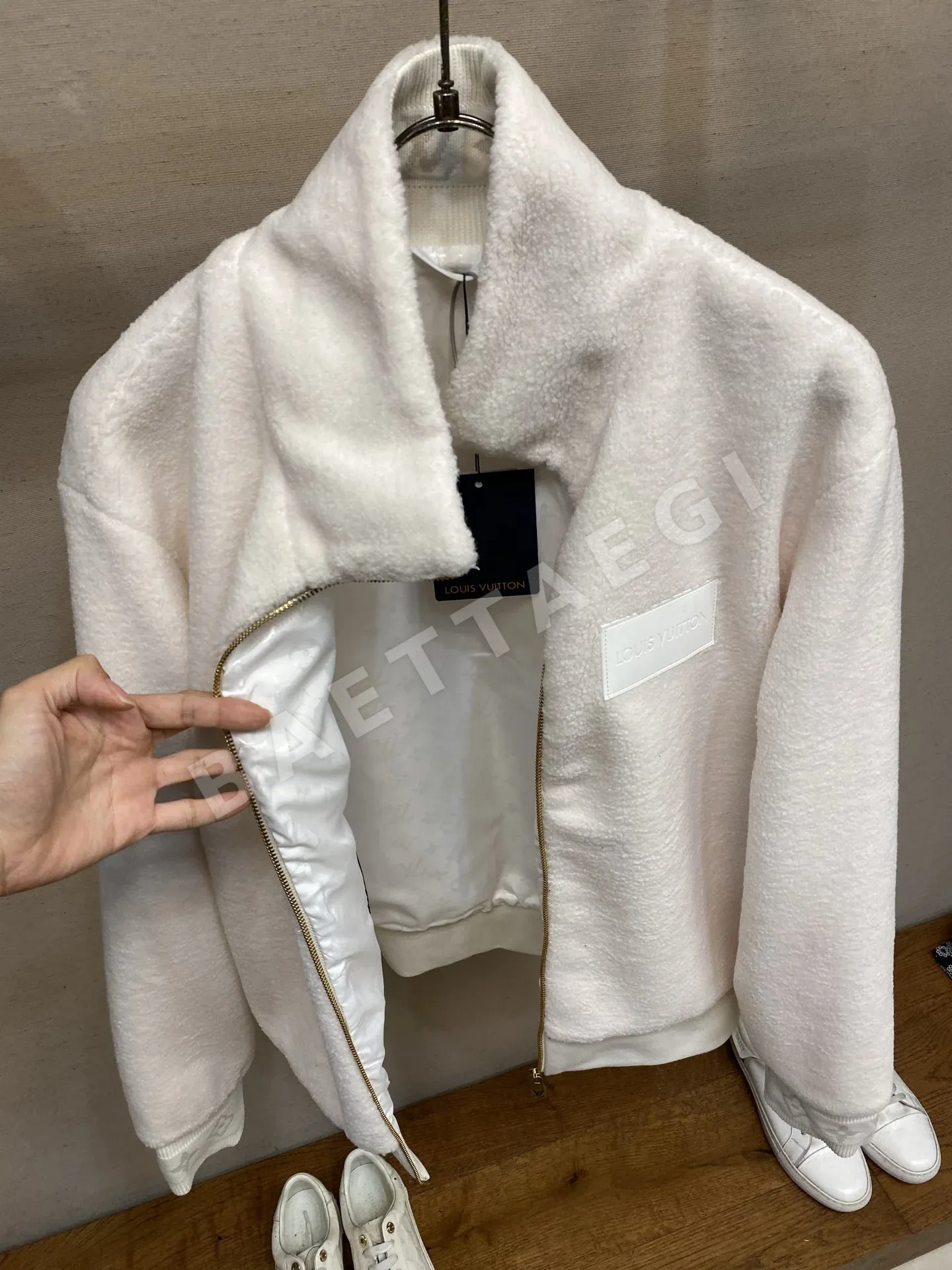 루이비통 스탠드 카라 자카드 로고 플리스 자켓 상세 이미지 10
