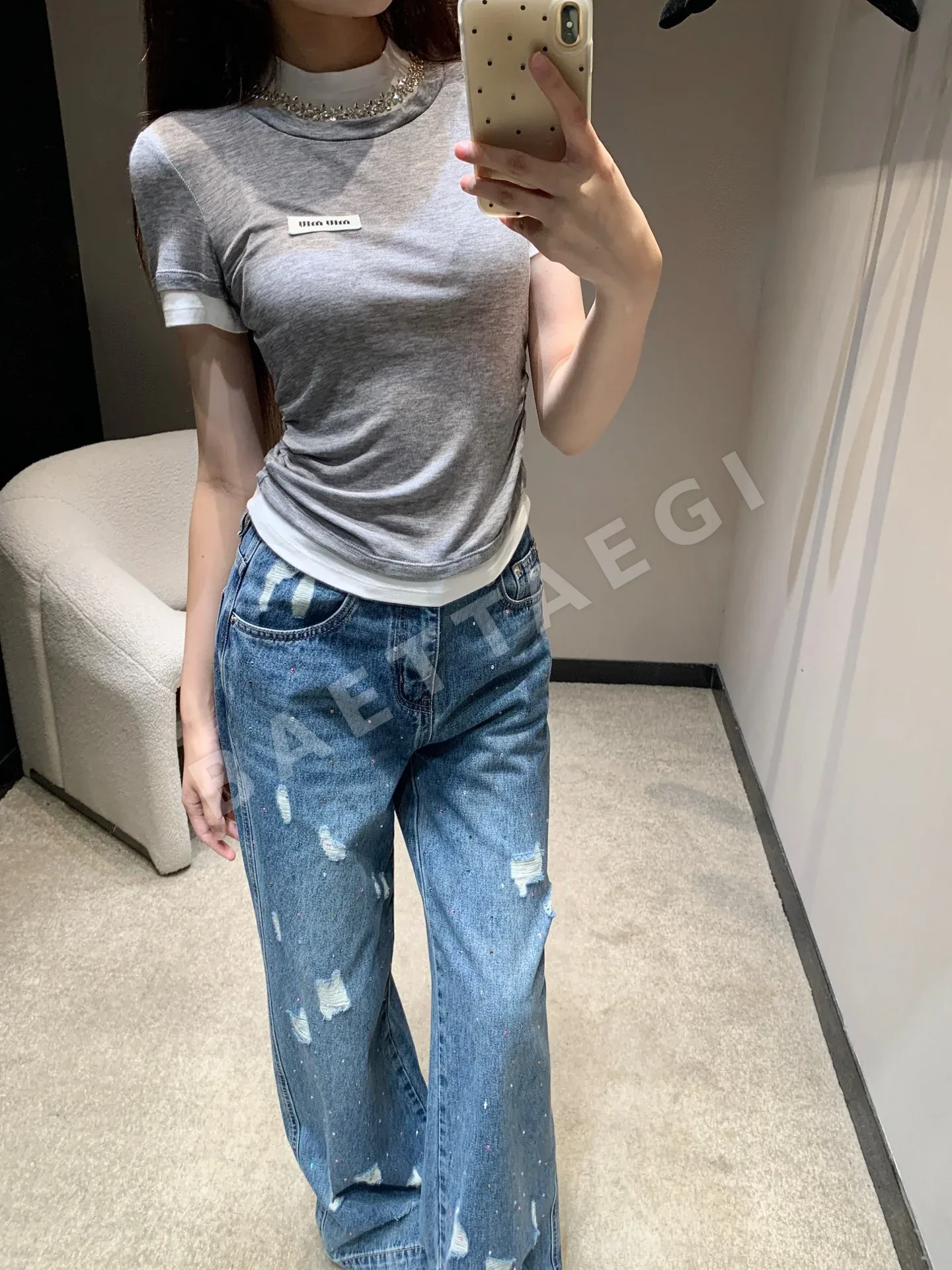 미우미우 라인스톤 장식 슬림핏 반팔 티셔츠 상세 이미지 2